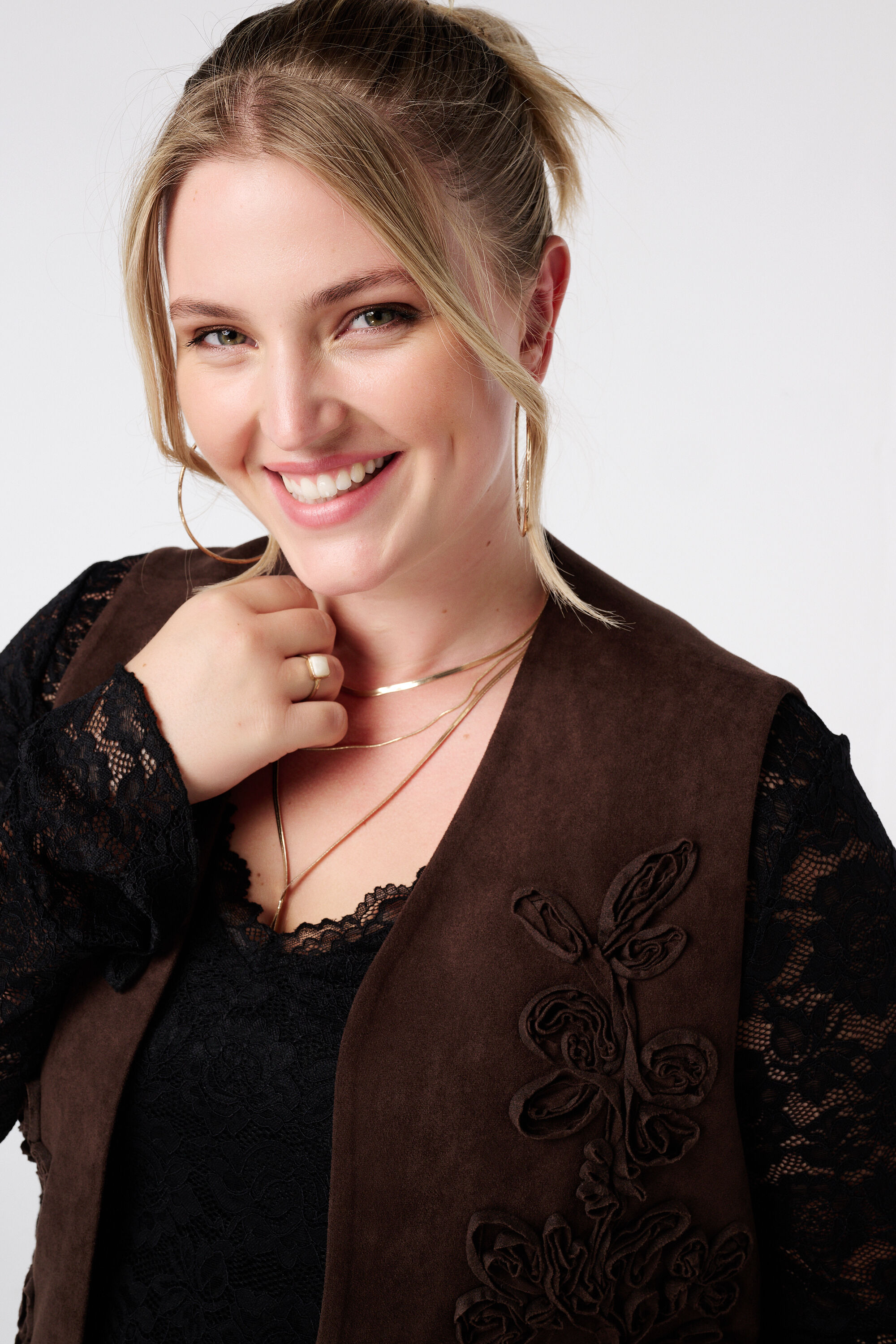 Chaleco con aspecto de ante y bordados image number 4