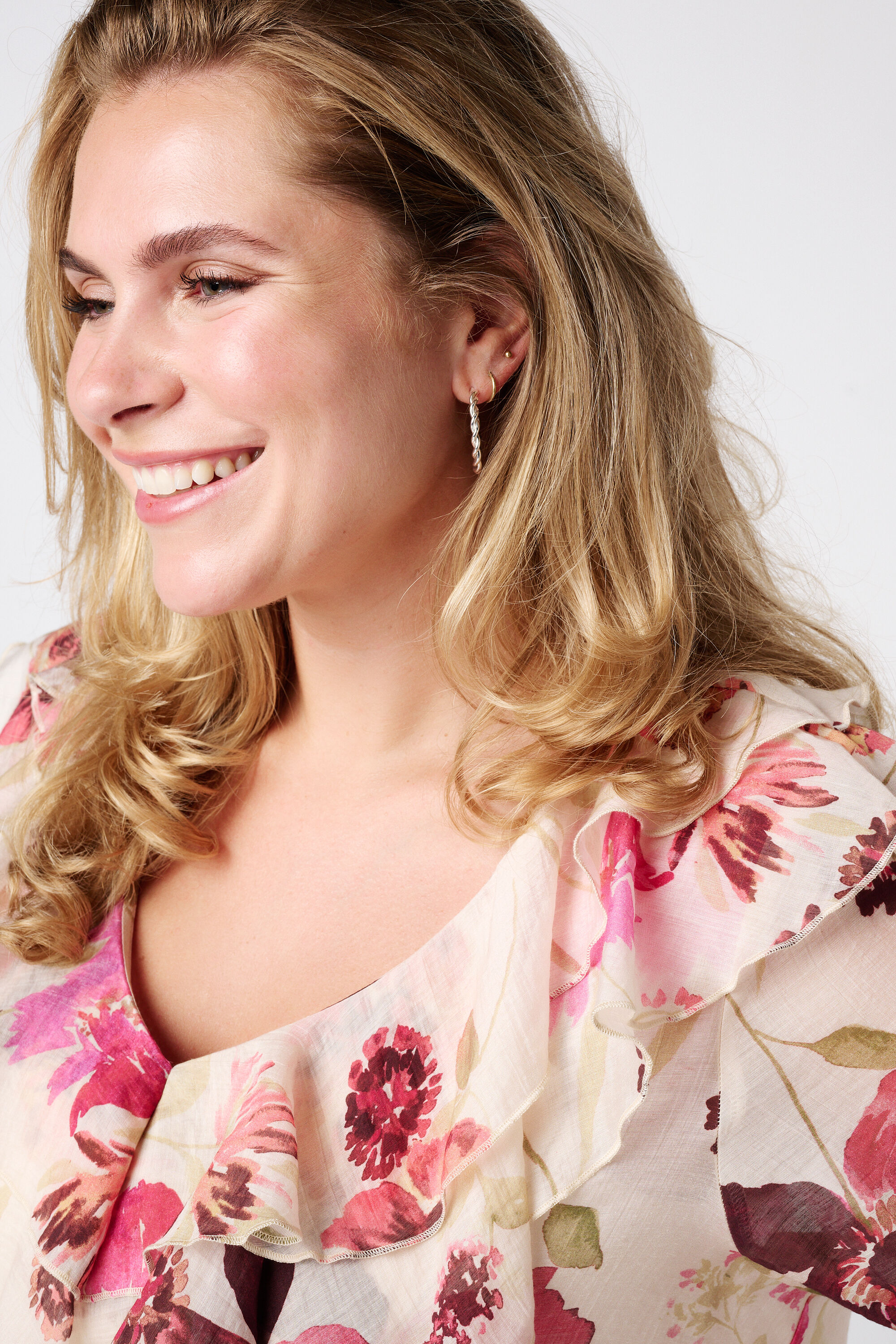 Blusa con volantes y estampado image number 4