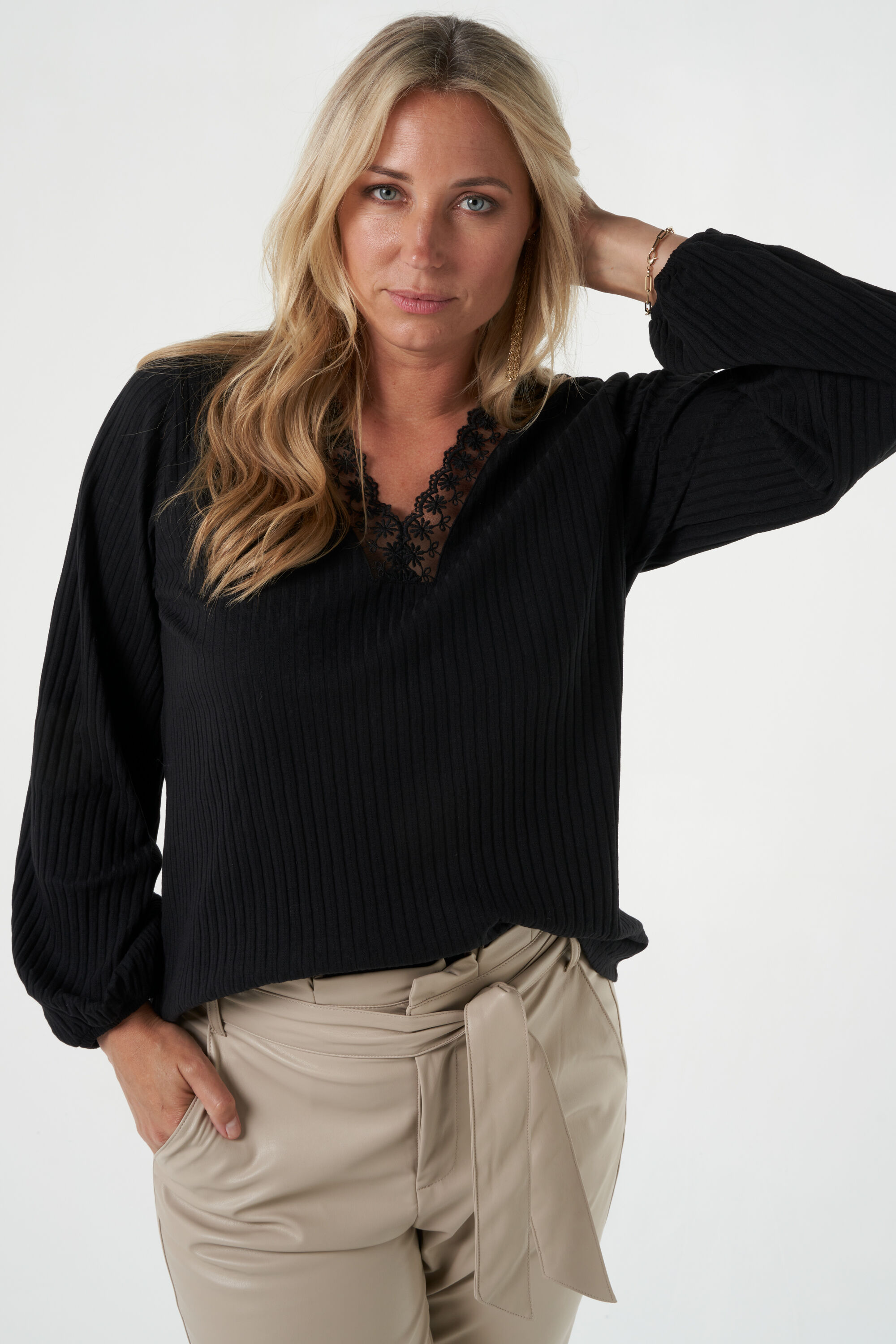 Top con detalles de encaje image number 7