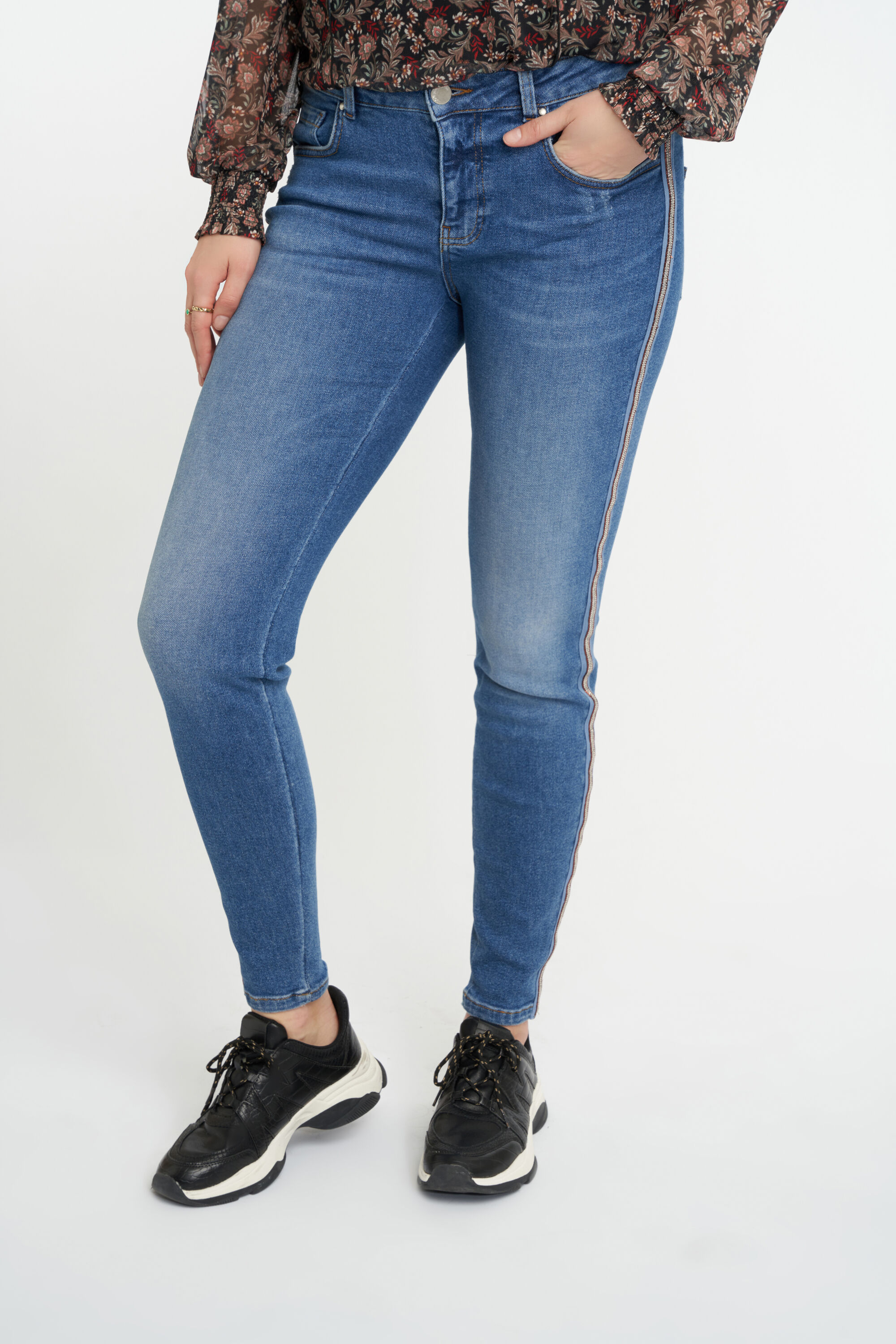 Vaqueros con detalle lateral image number 4