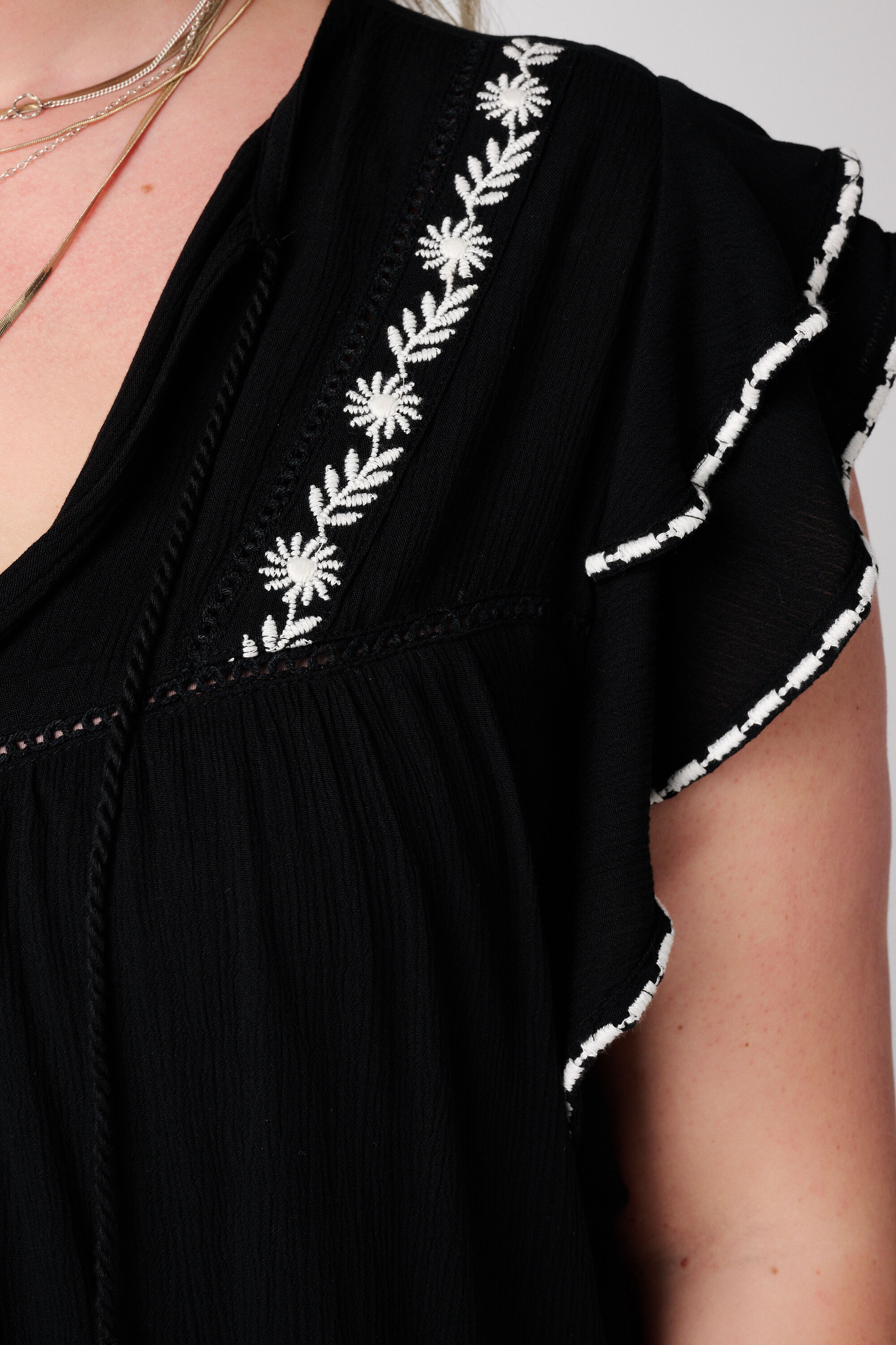 Blusa con mangas cortas con volantes image number 6