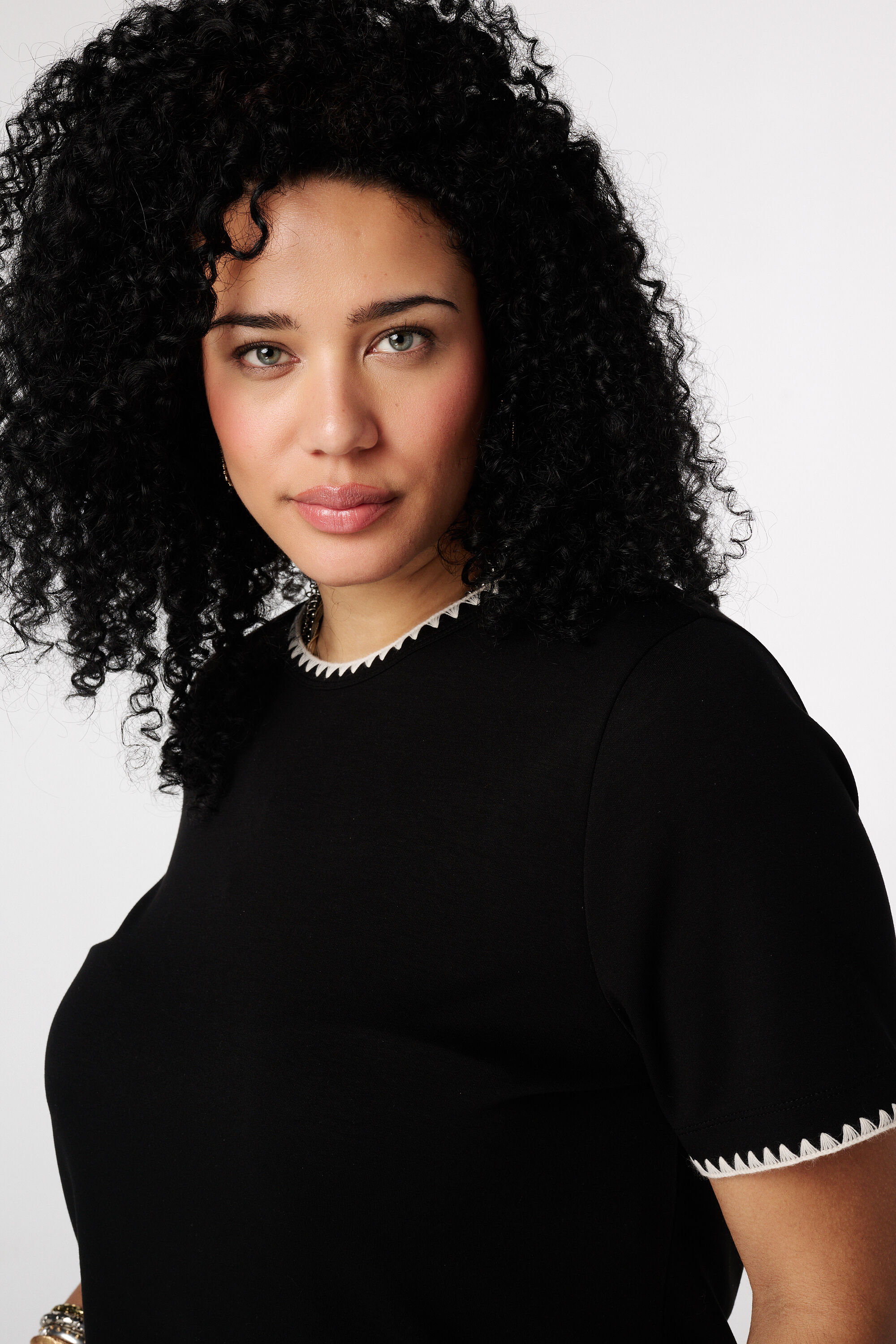 Camiseta con acabados decorativos image number 4