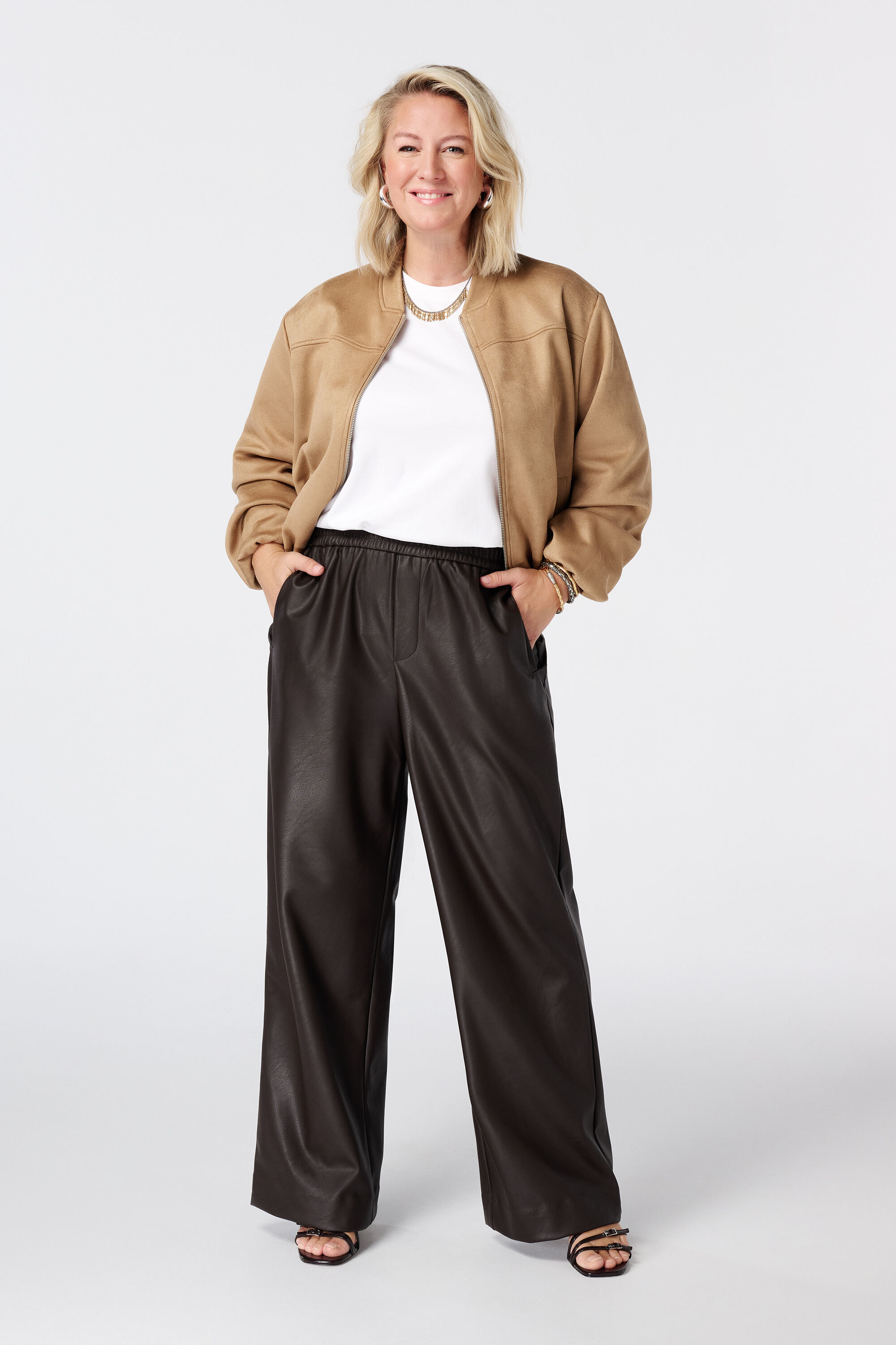 Pantal&oacute;n de pernera ancha de piel sint&eacute;tica