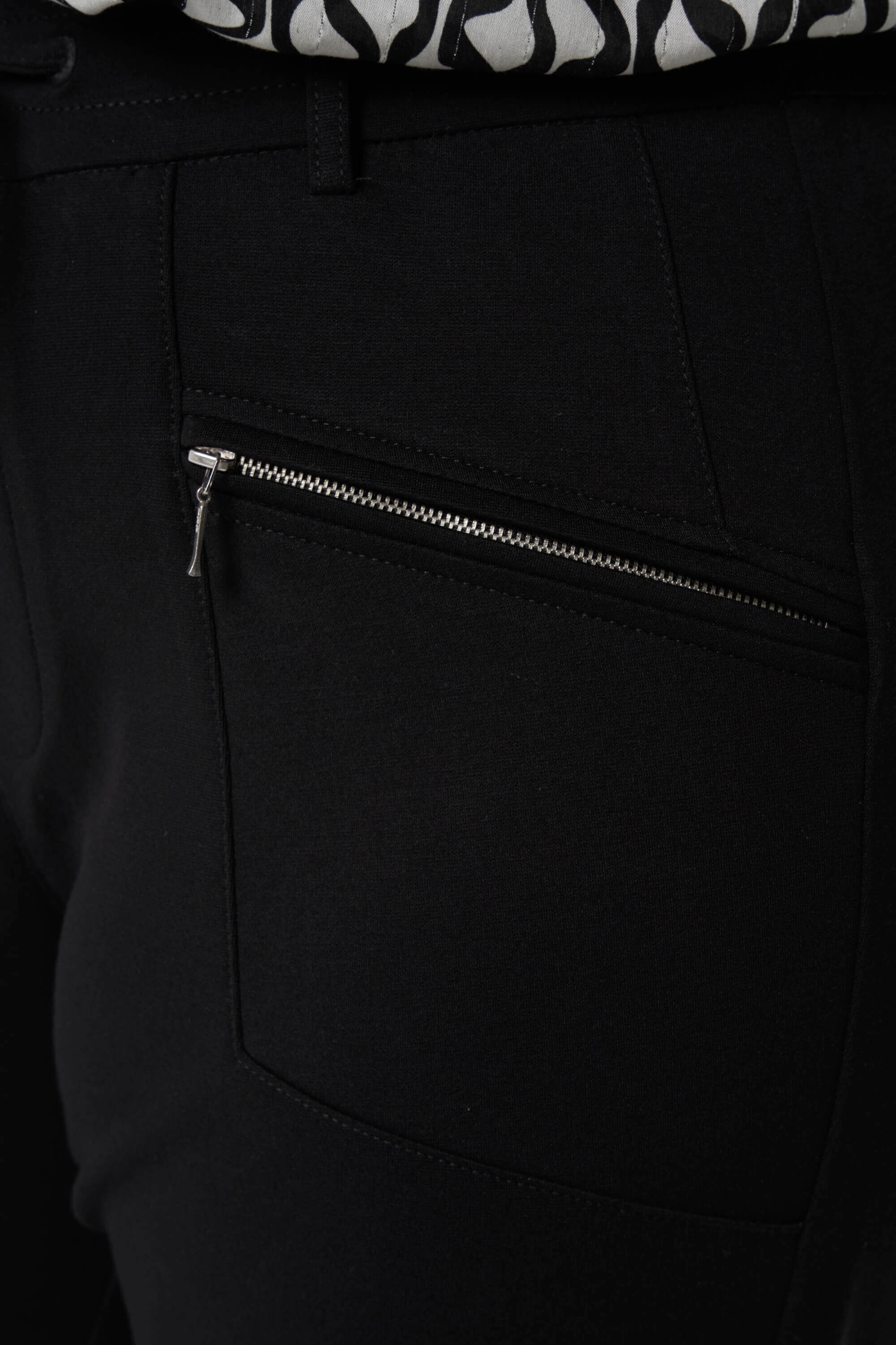 Pantalones con detalle de cremallera image number 4