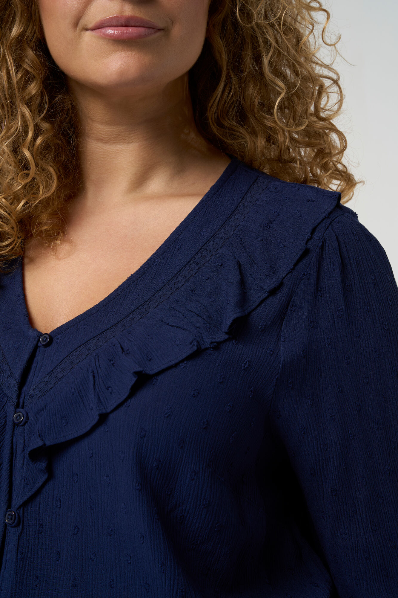 Blusa con estructura y detalles. image number 4