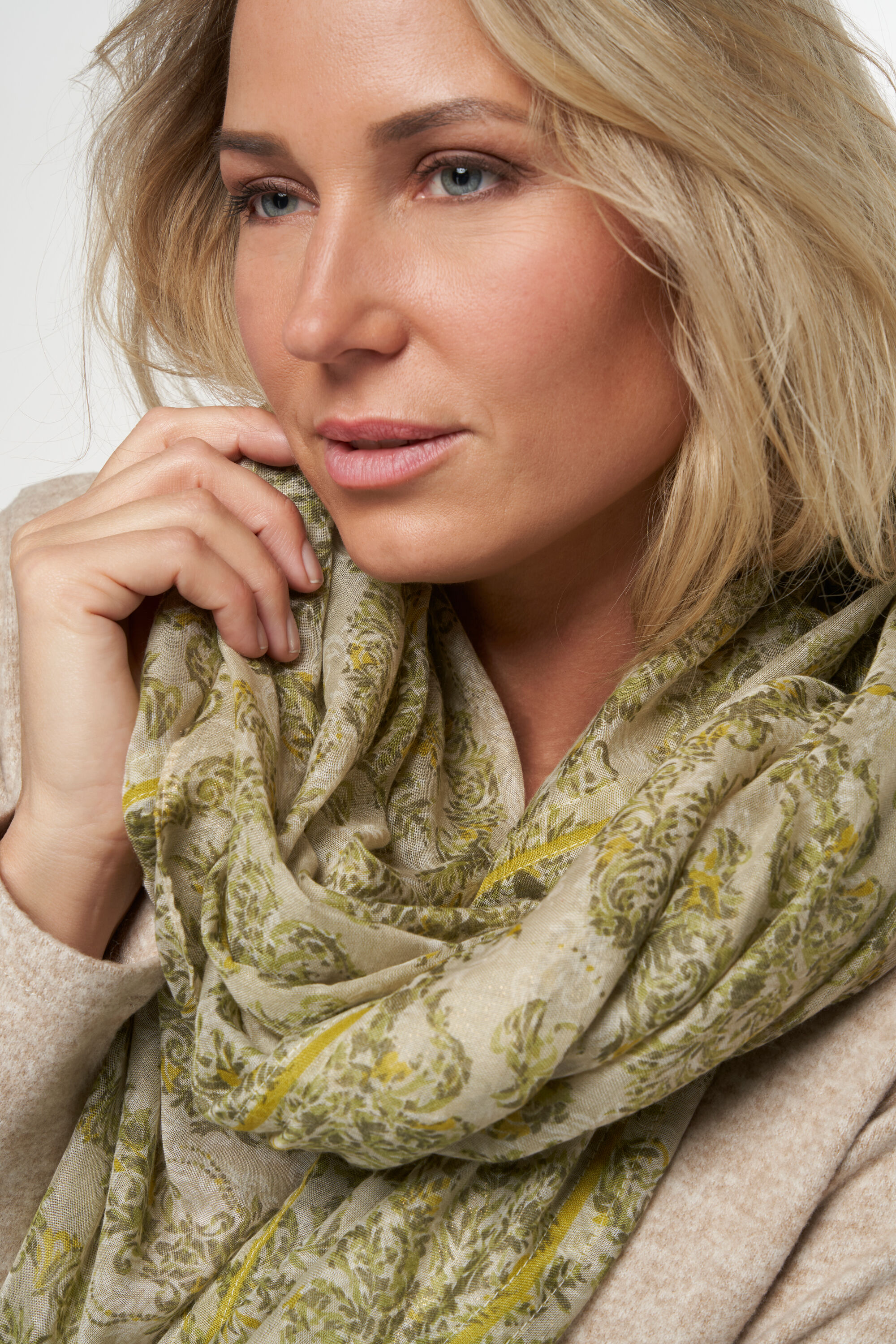 Bufanda con estampado de adornos image number 3