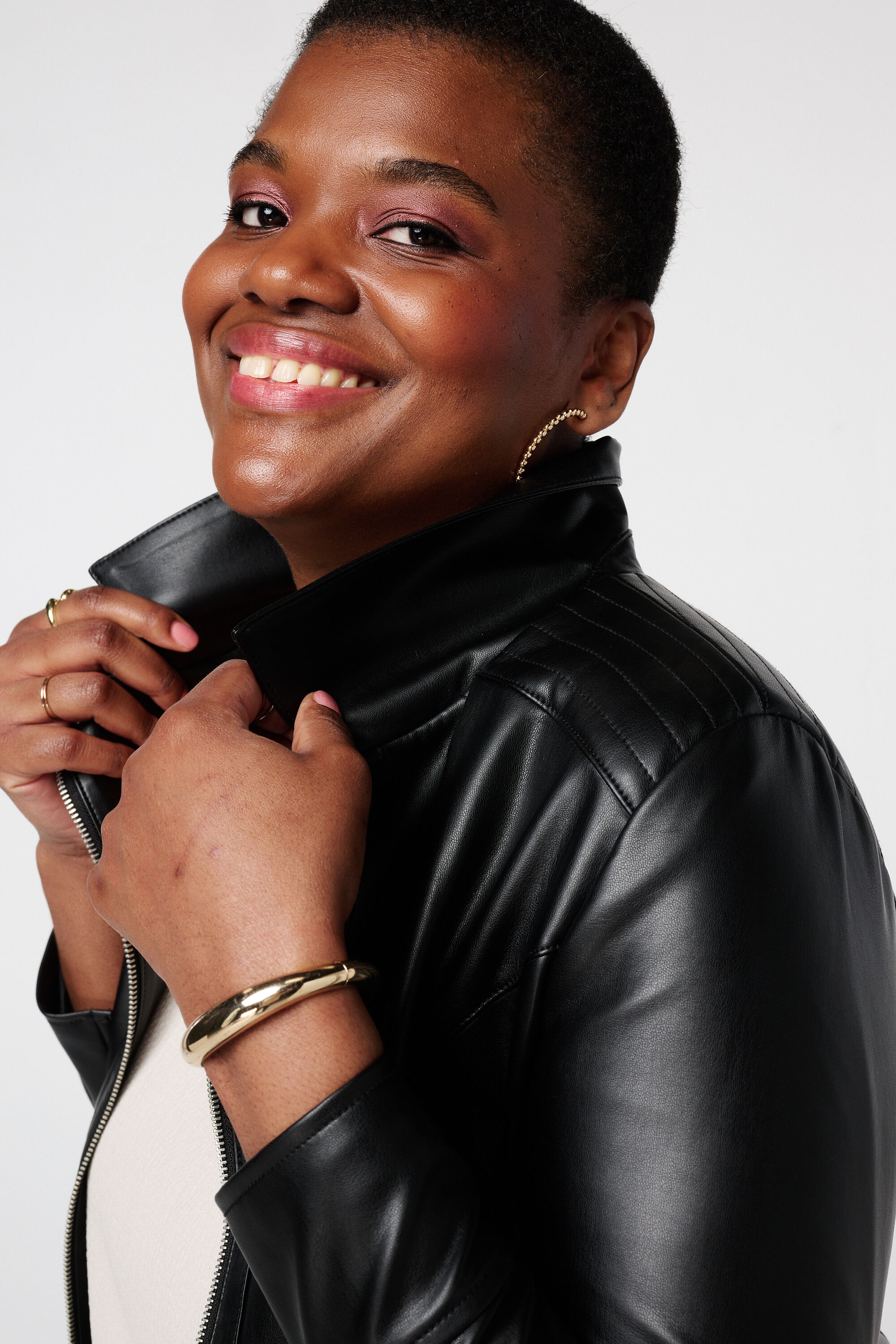 Cazadora brillante tipo cuero con detalles plateados image number 4