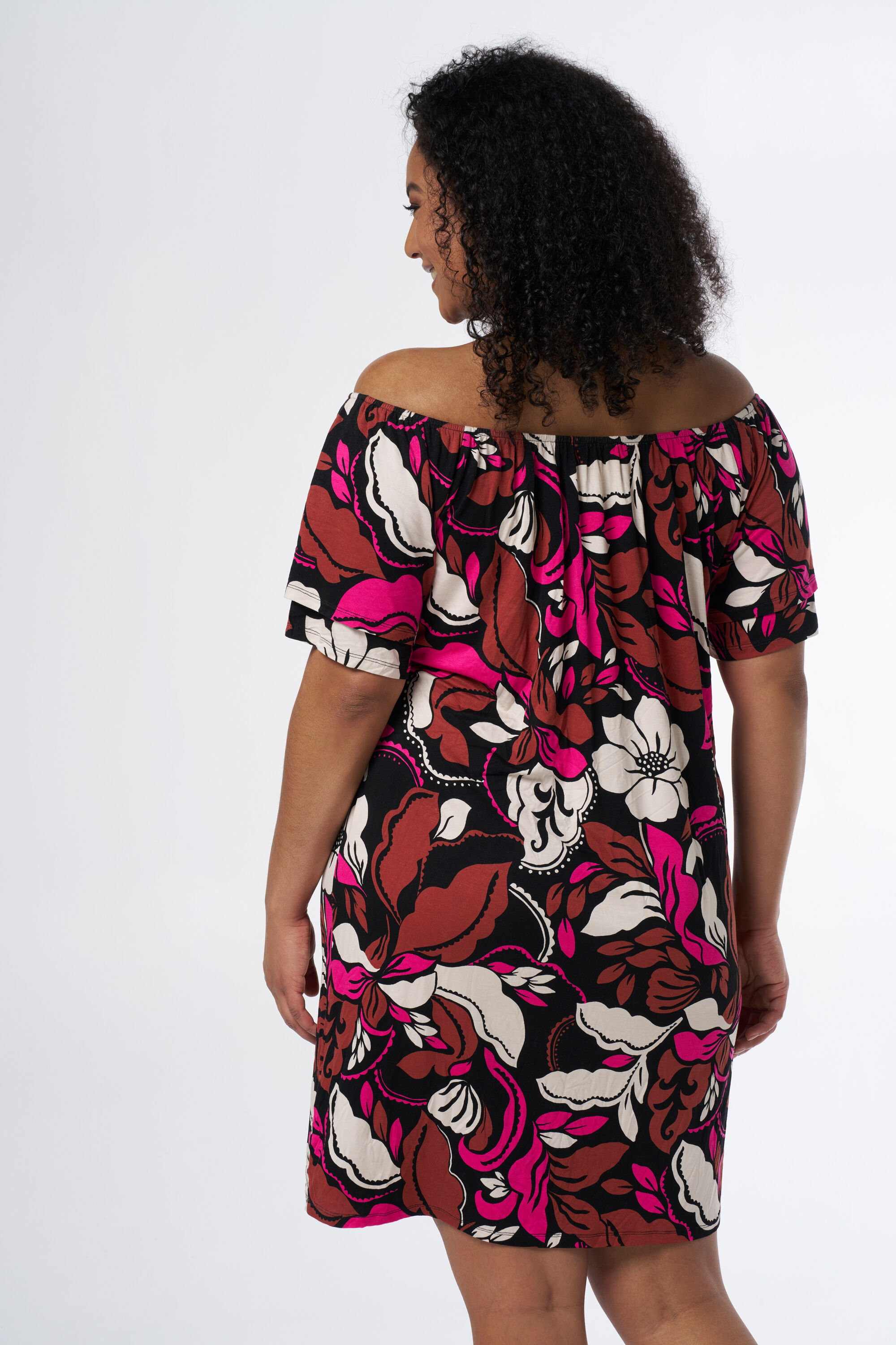 Vestido con los hombros al descubierto image number 3