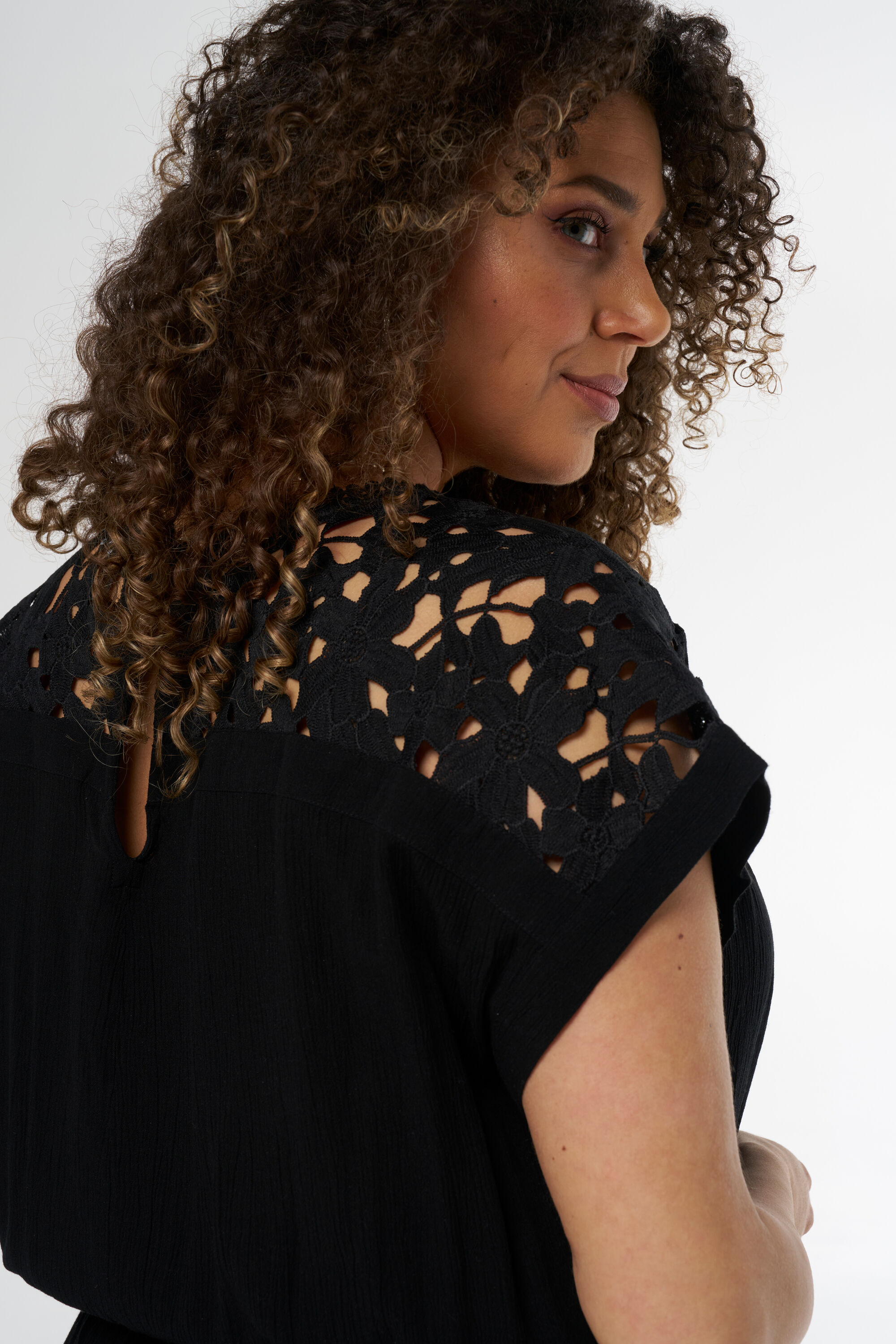 Mono con detalles image number 4