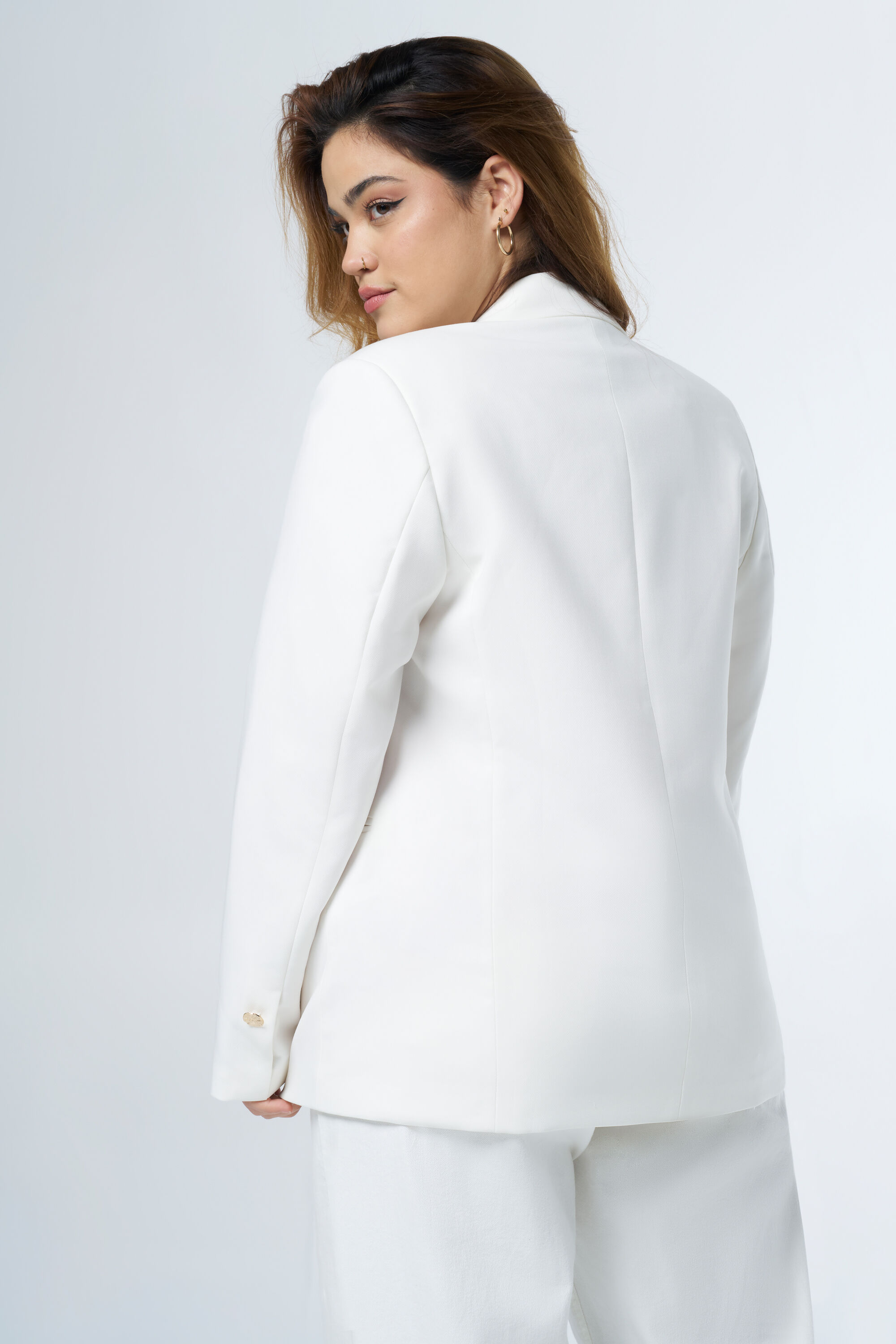 Americana holgada con bot&oacute;n dorado image number 3