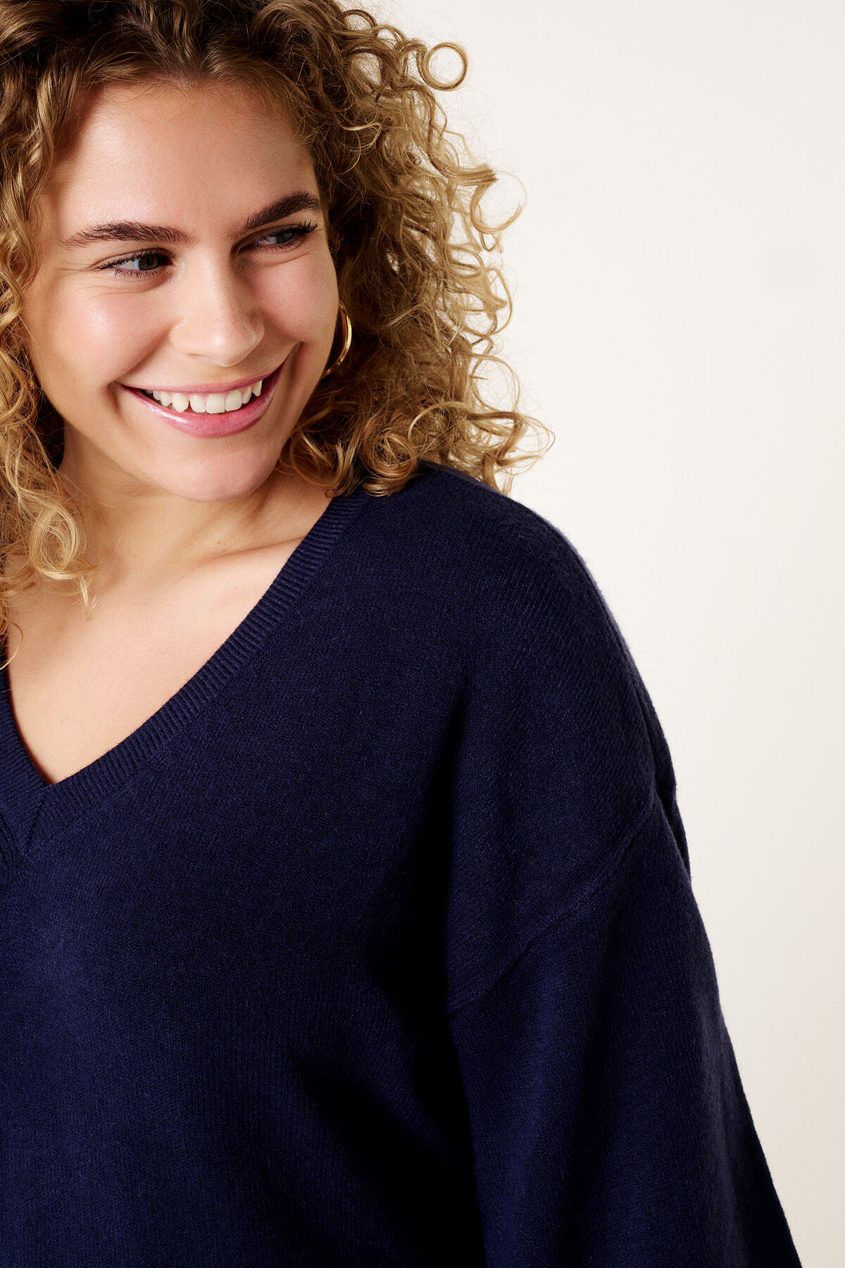 Su&eacute;ter de punto fino con cuello en V image number 4