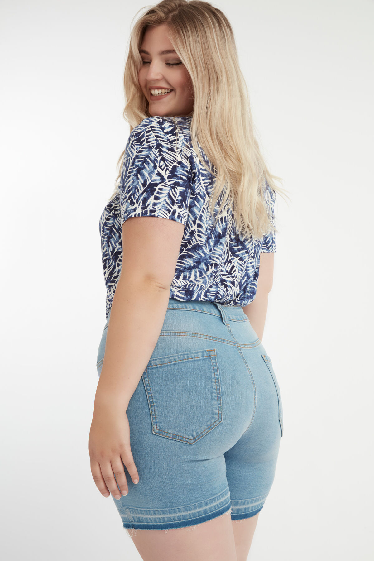 Shorts vaqueros con el bajo deshilachado image number 3