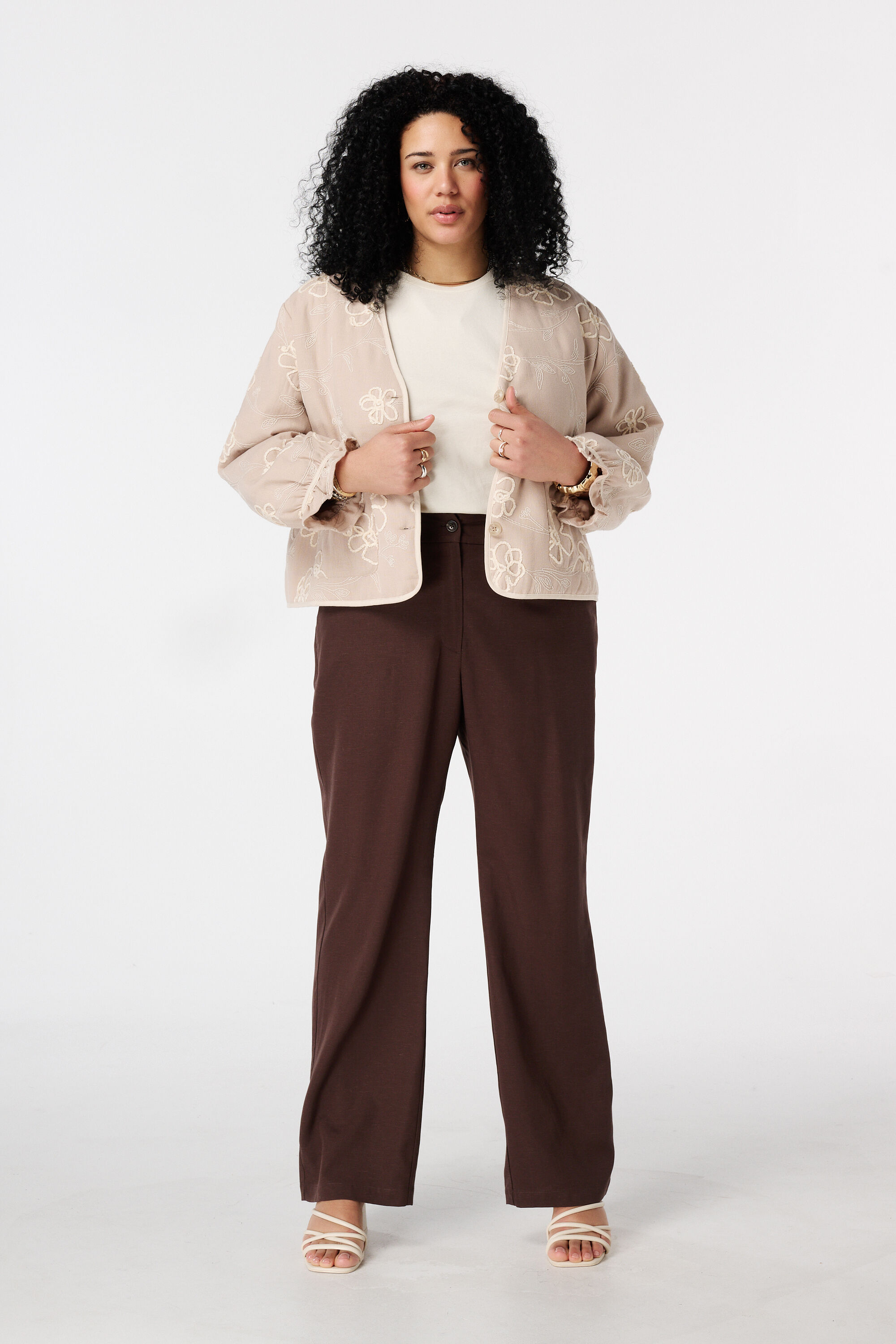 Chaqueta con flores bordadas image number 5