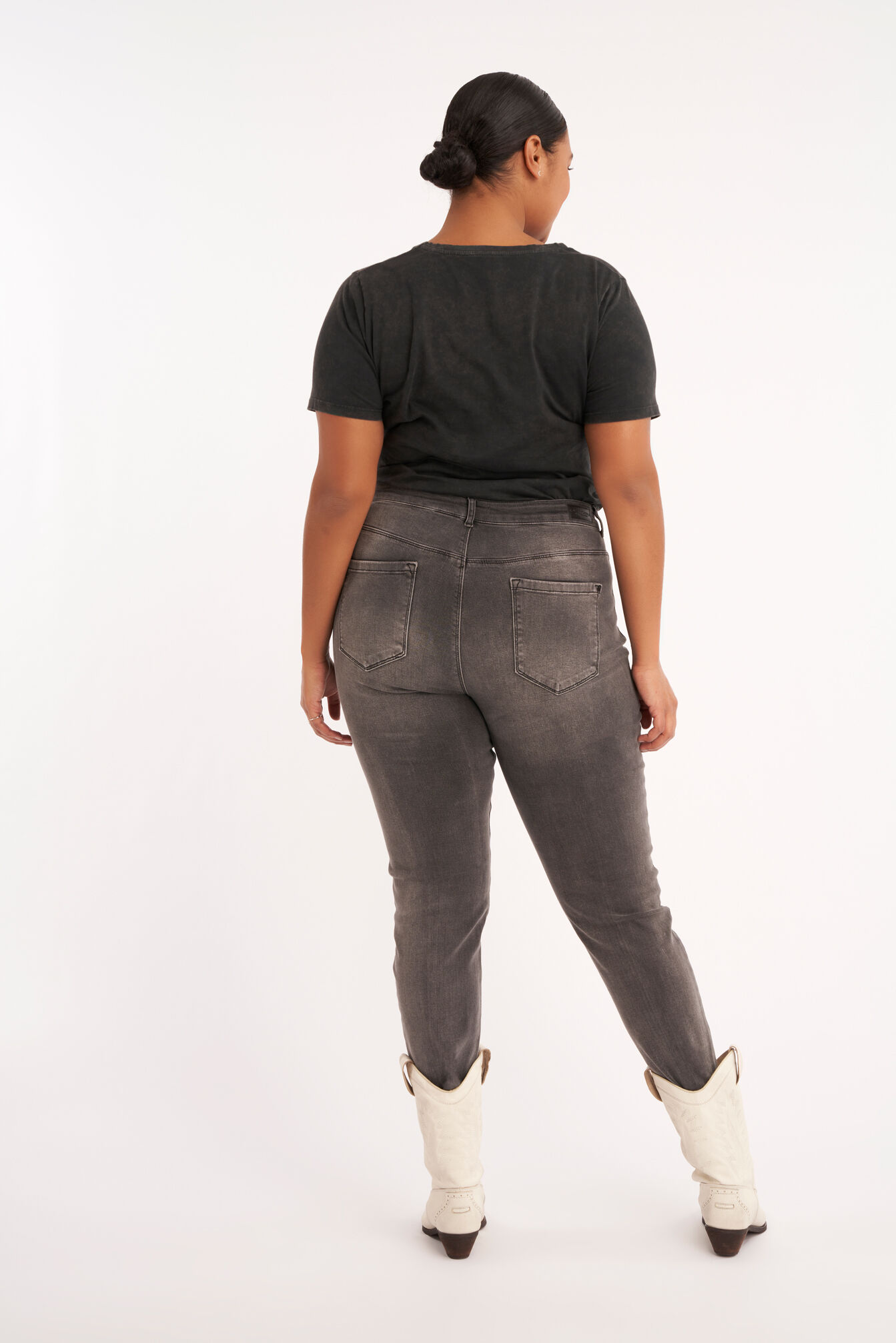 Vaqueros con detalles desgastados image number 3