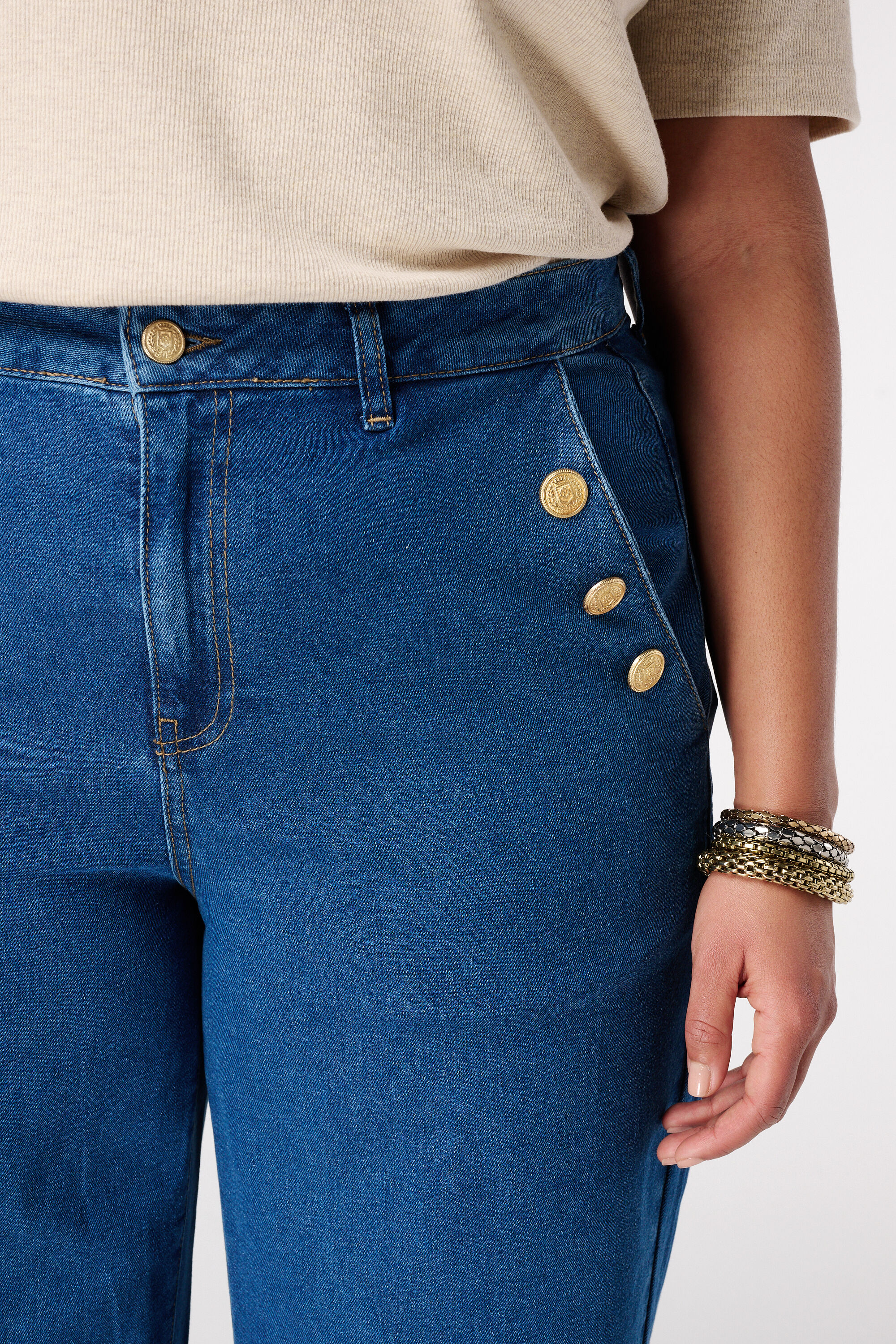 Vaqueros de pierna ancha con botones decorativos image number 4