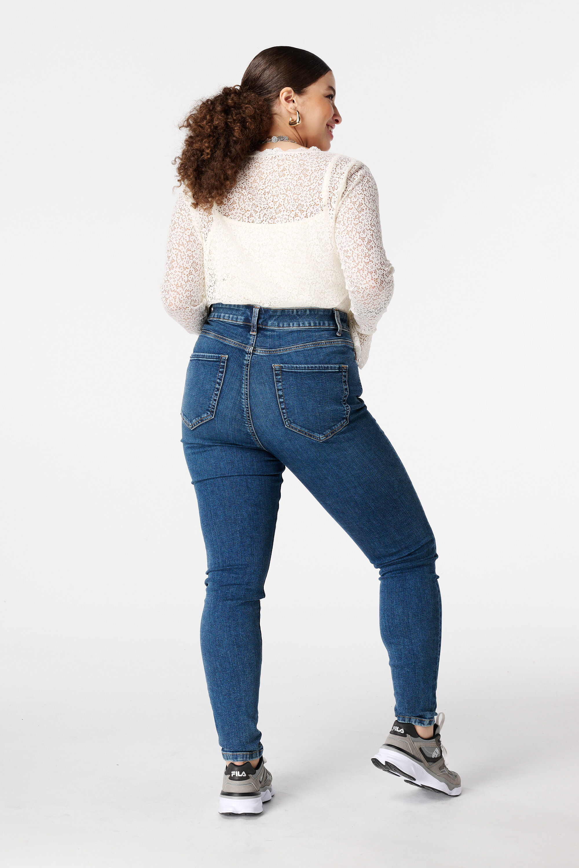 Vaqueros CHERRY de corte pitillo y talle alto image number 3