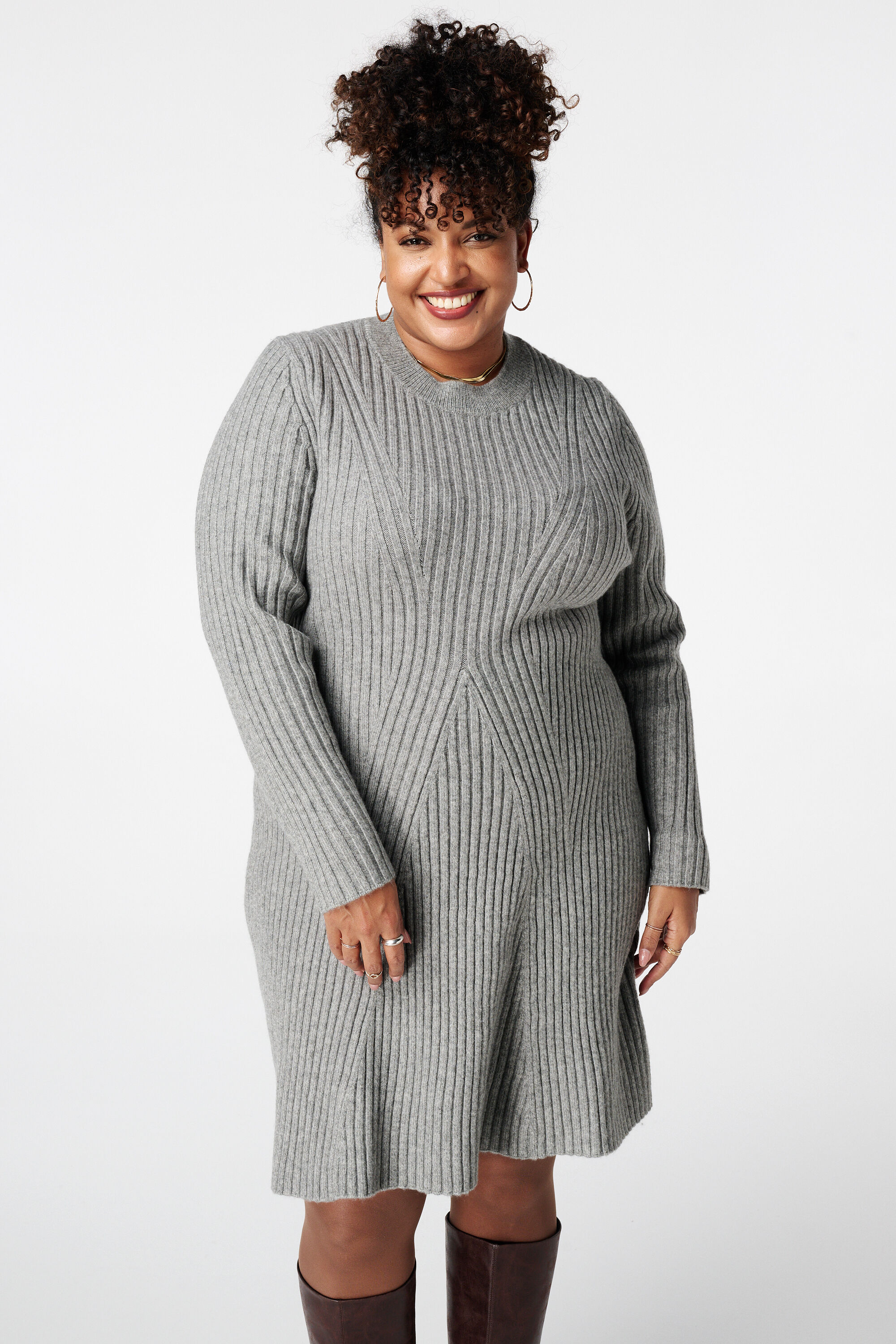 Vestido ajustado y acampanado de punto image number 5