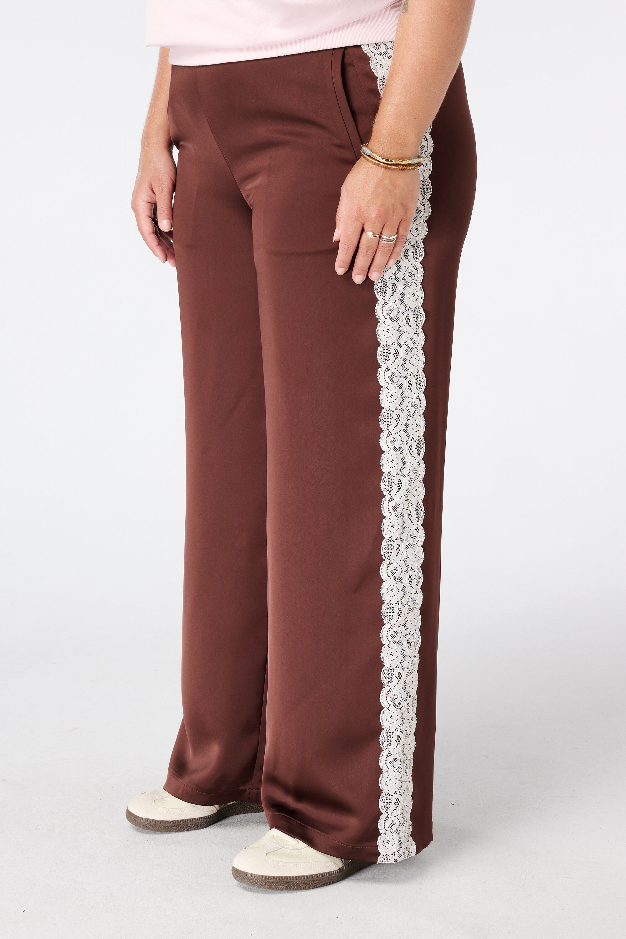 Pantal&oacute;n con detalles de encaje en los laterales image number 5