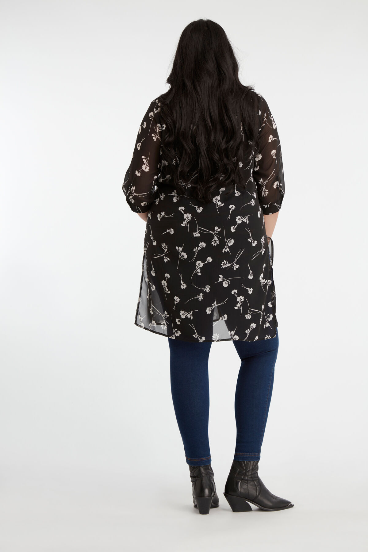 Blusa transparente con estampado image number 4