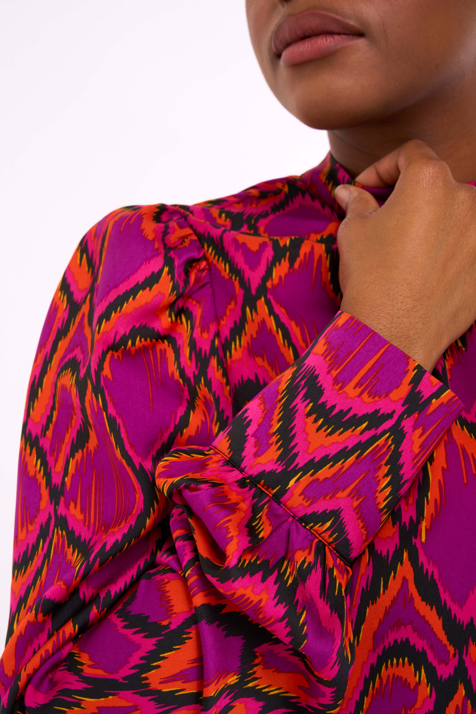 Blusa de sat&eacute;n  image number 5