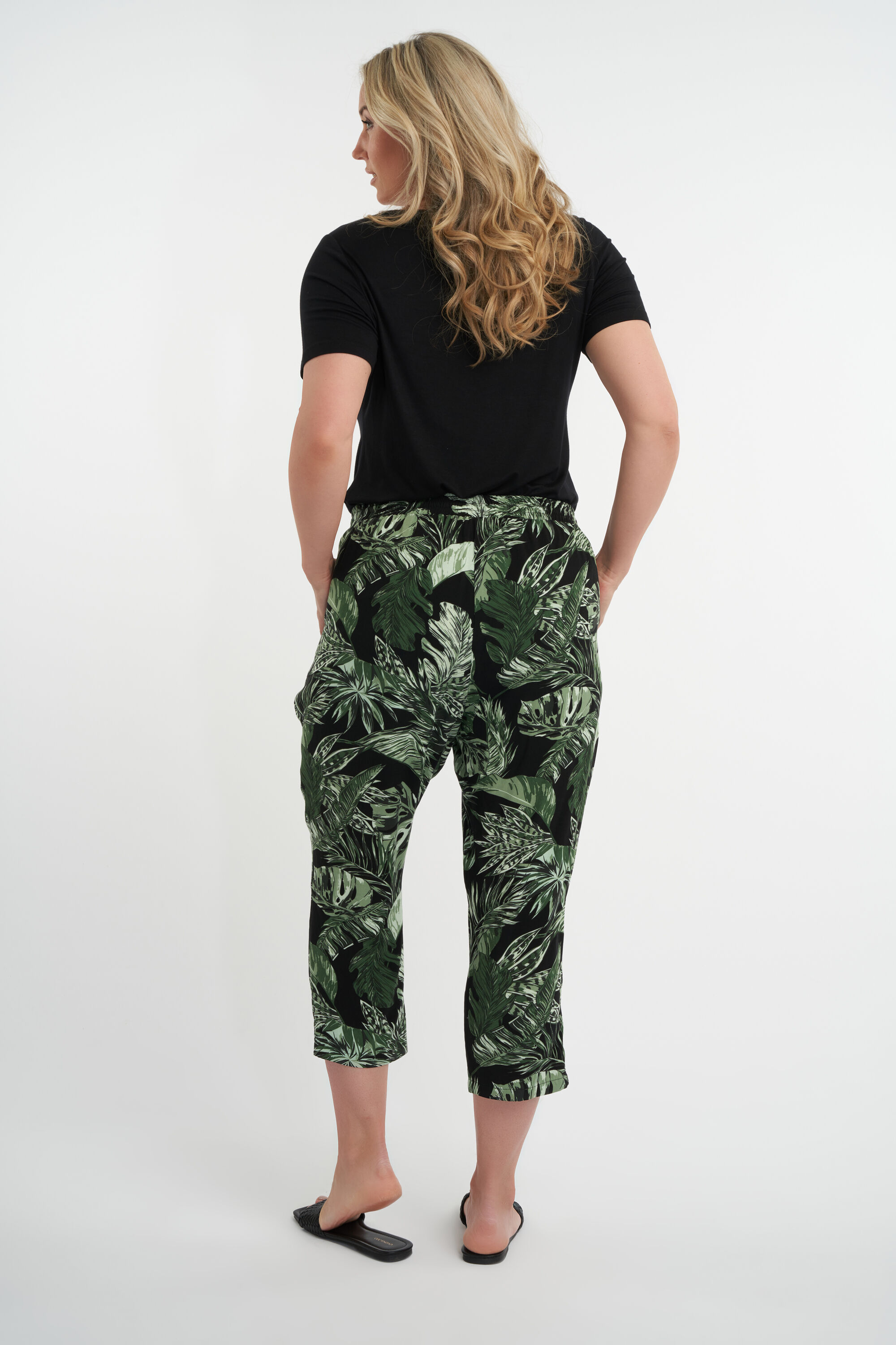 Pantalones holgados con estampado image number 3