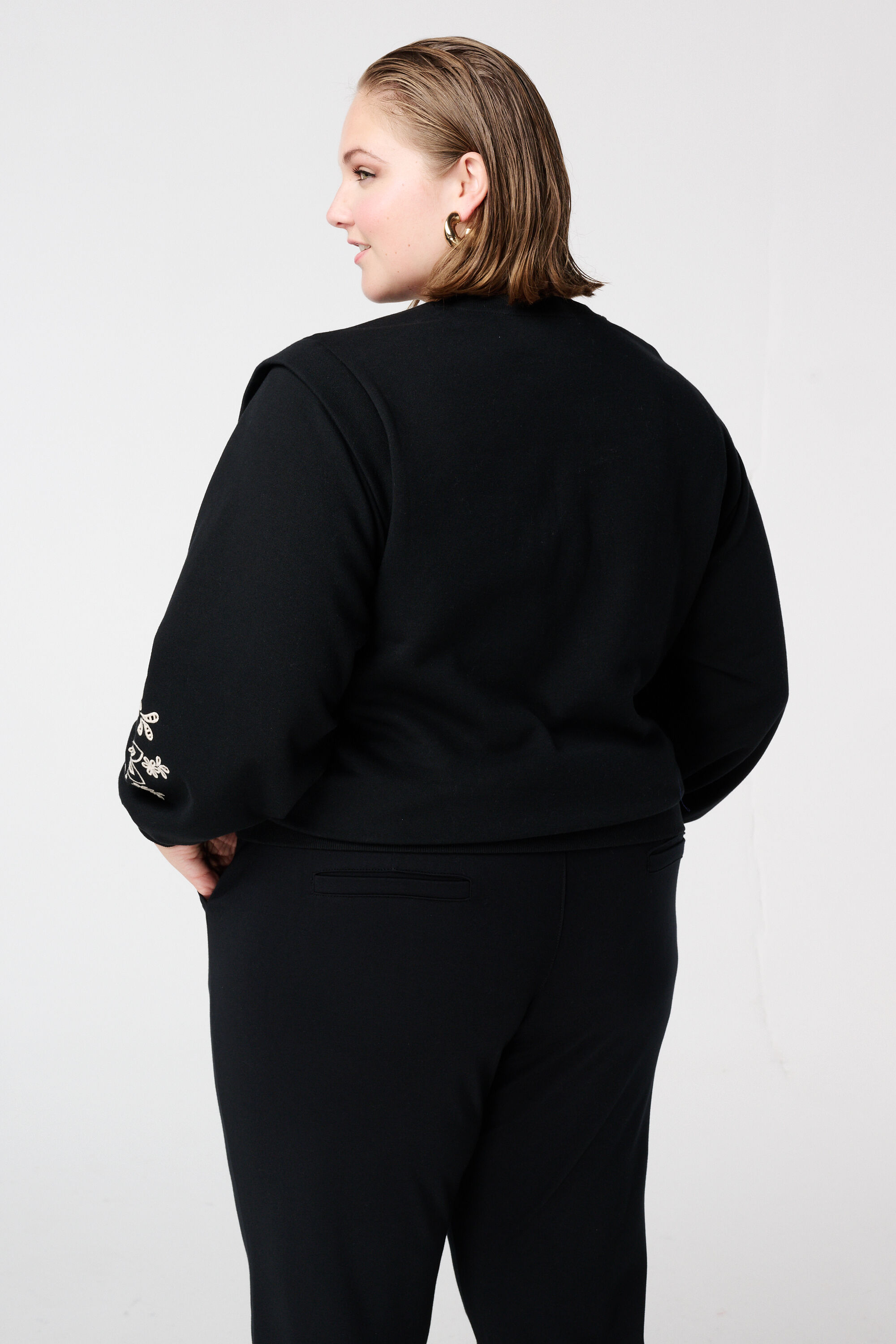 Sudadera con bordado calado image number 3