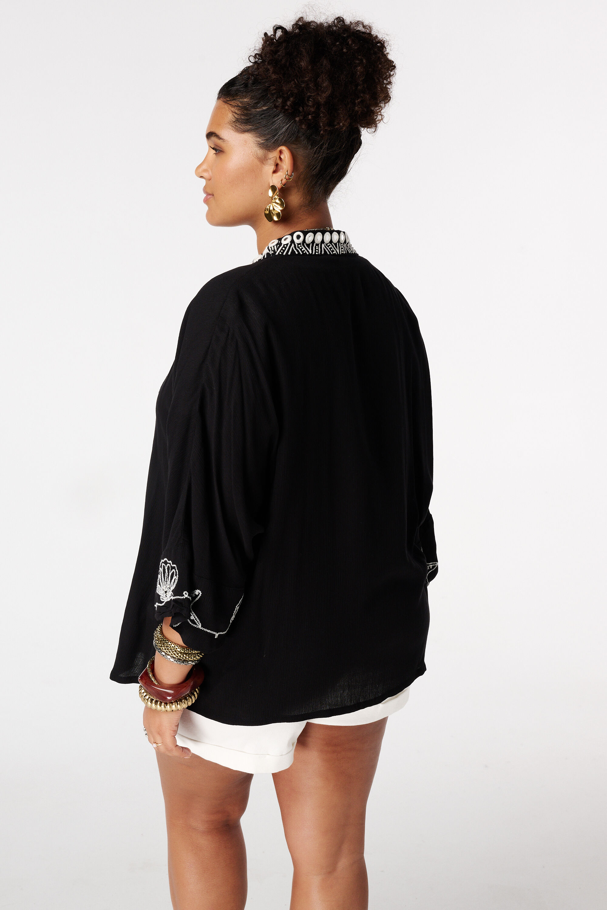 Kimono con bordado image number 3