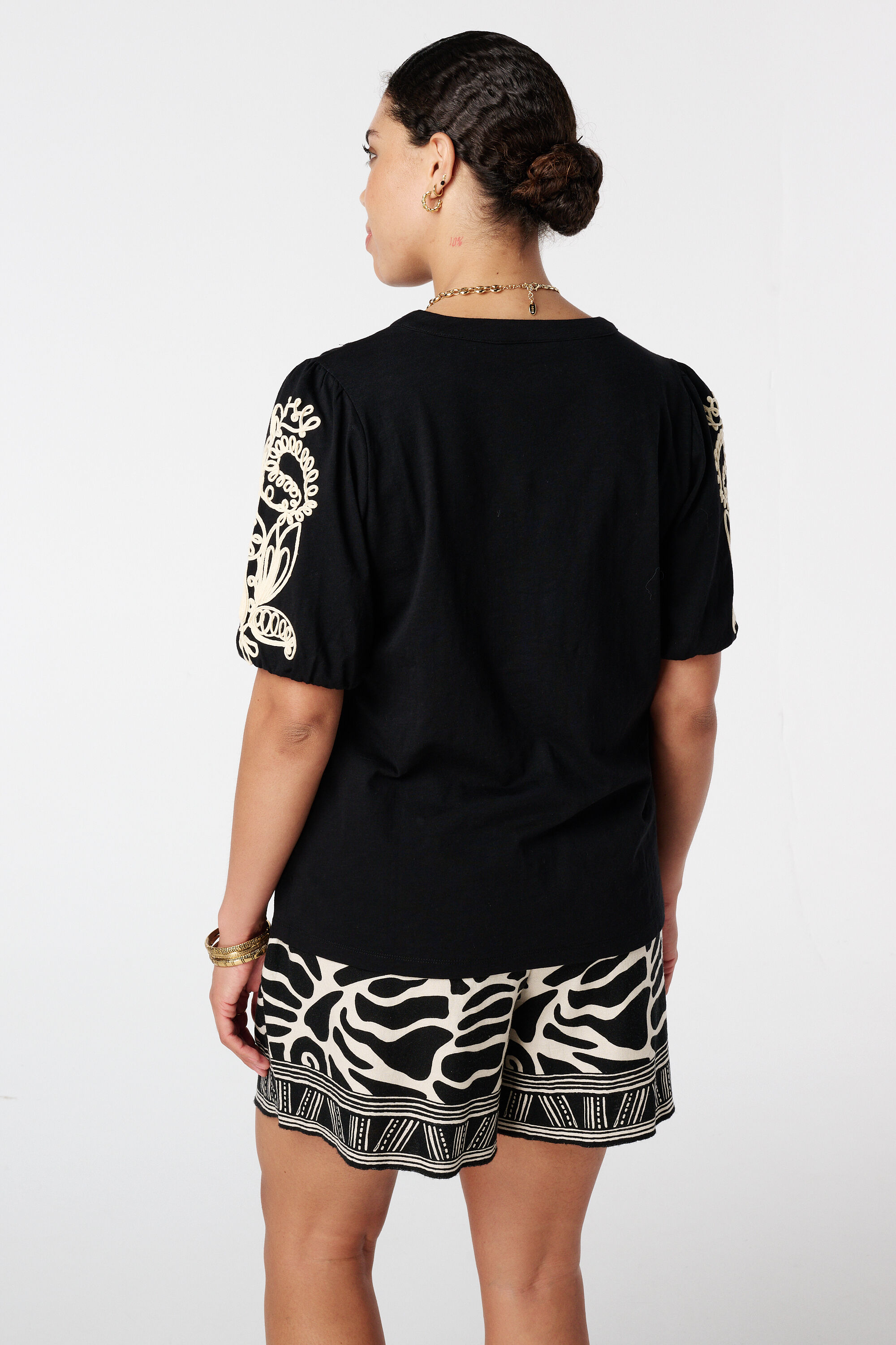 Top con mangas bordadas image number 3