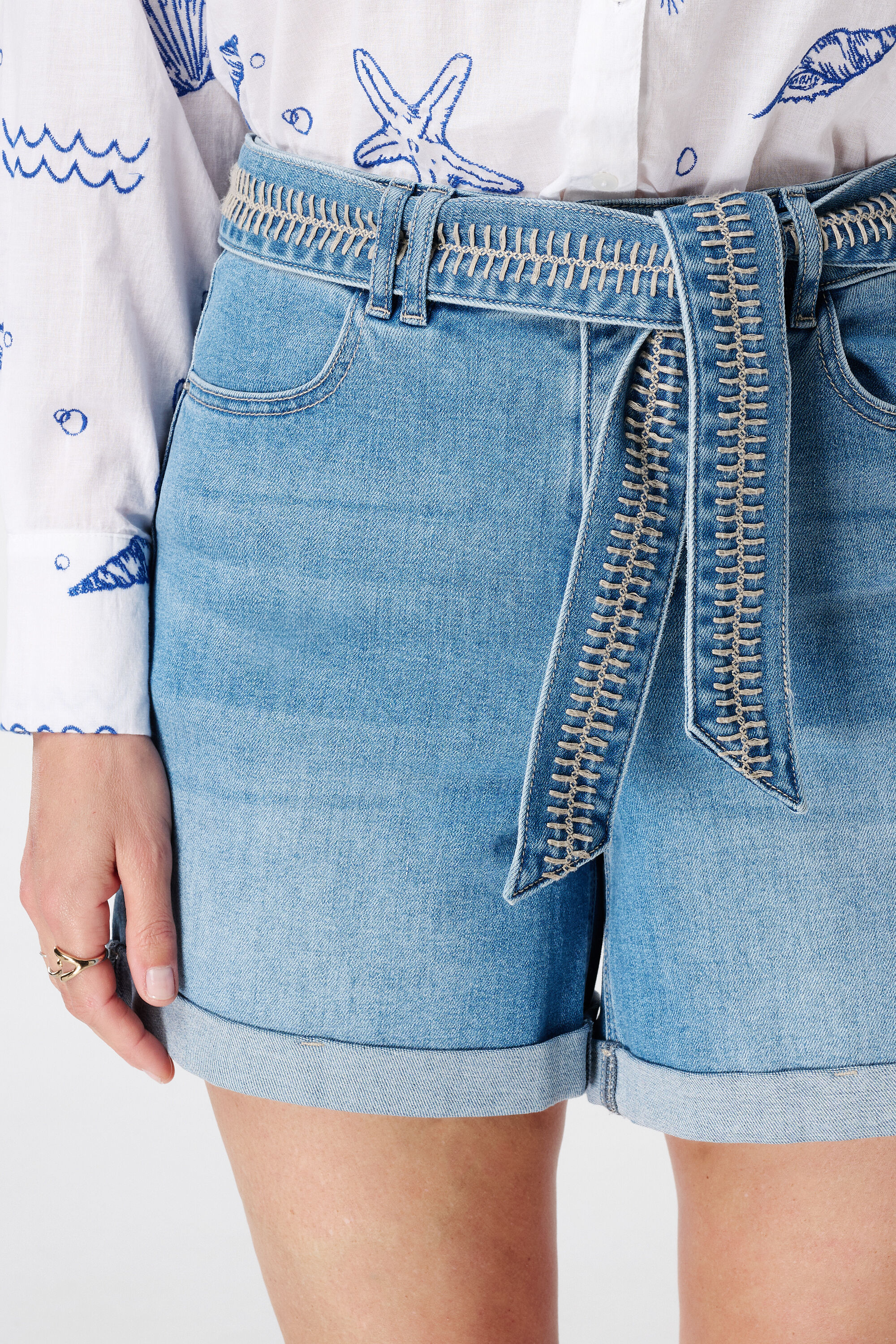 Short vaquero con cintura decorada image number 4