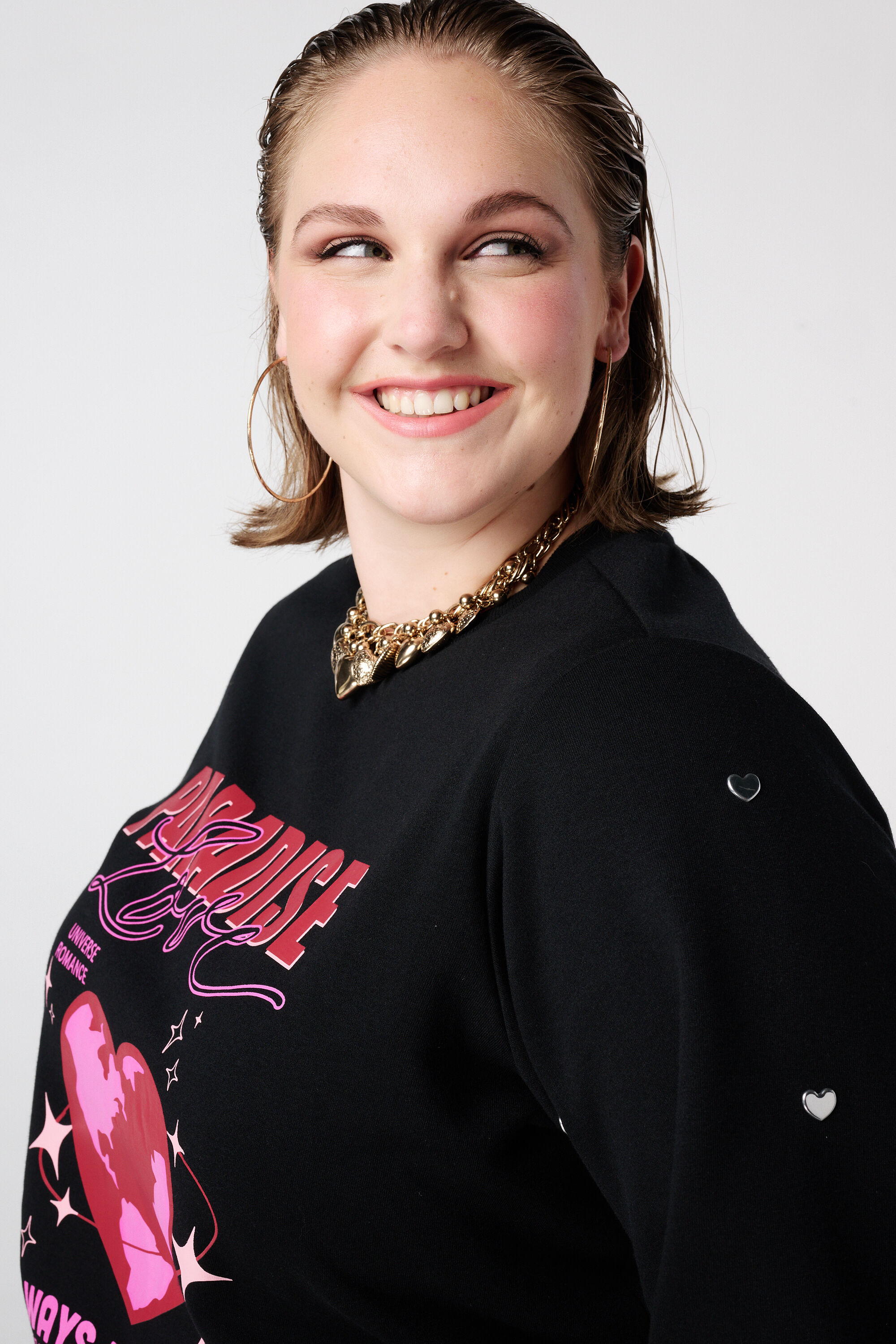 Sudadera con estampado y corazones image number 4