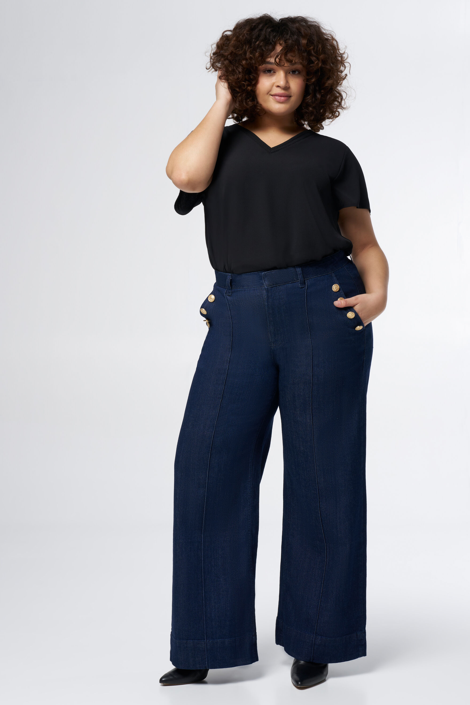 Pantalones vaqueros con botones dorados image number 6