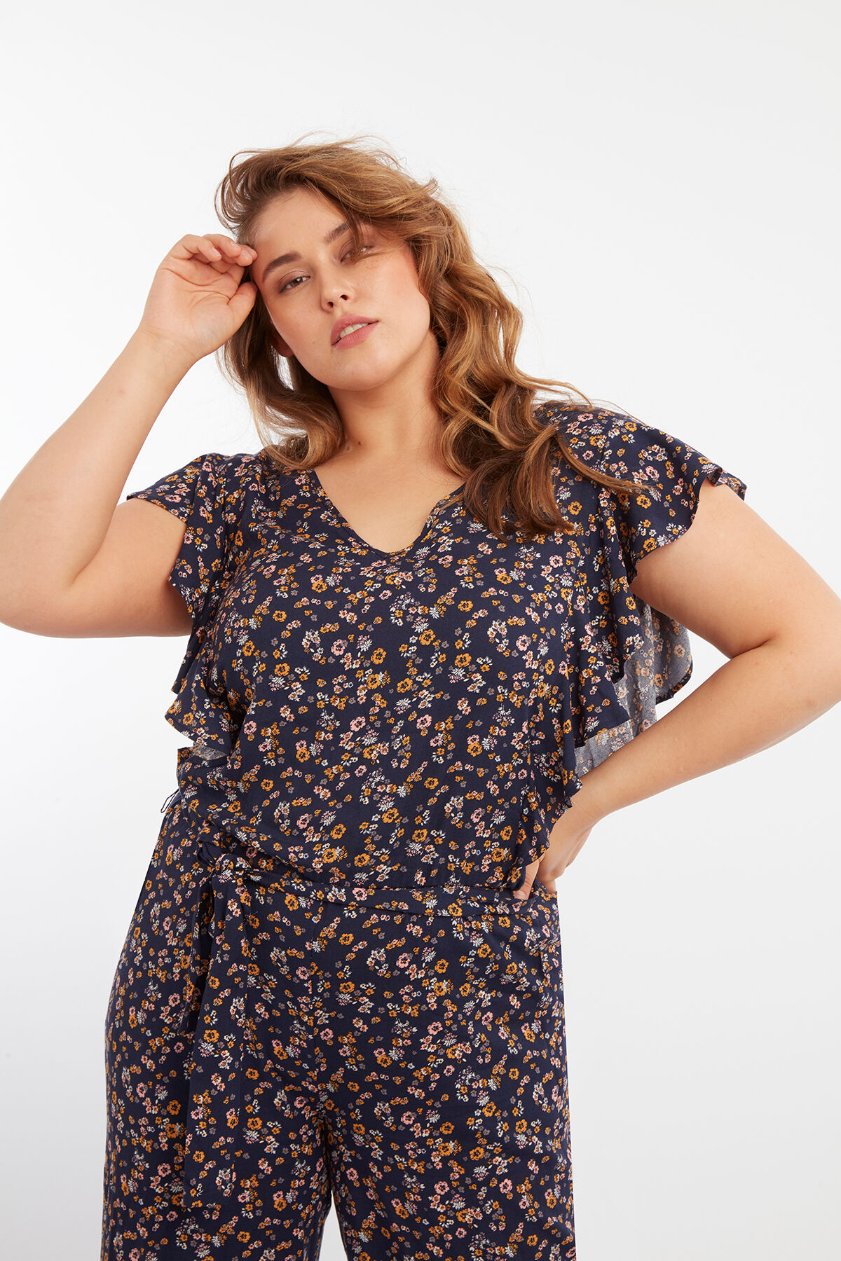 Mono con estampado floral image number 4