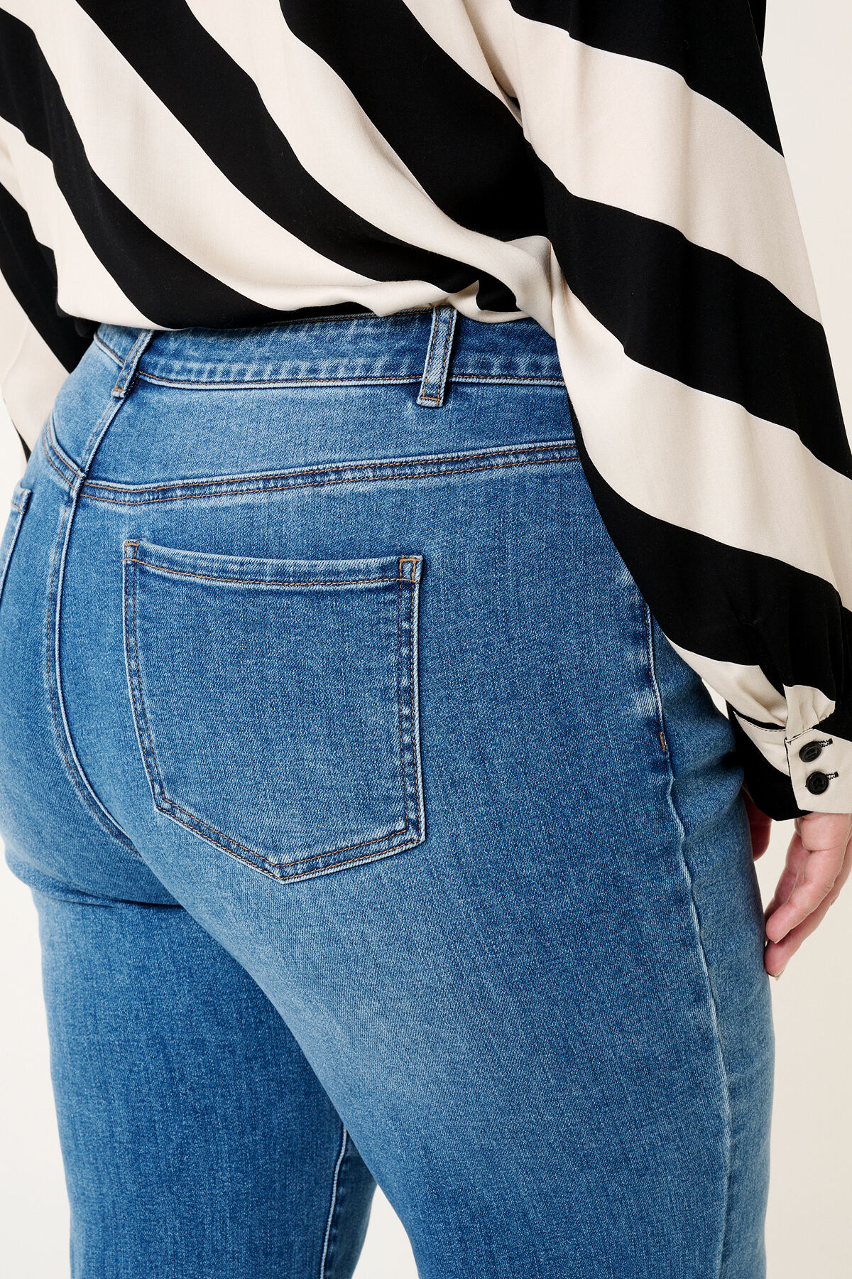 Vaqueros de pernera ancha image number 4