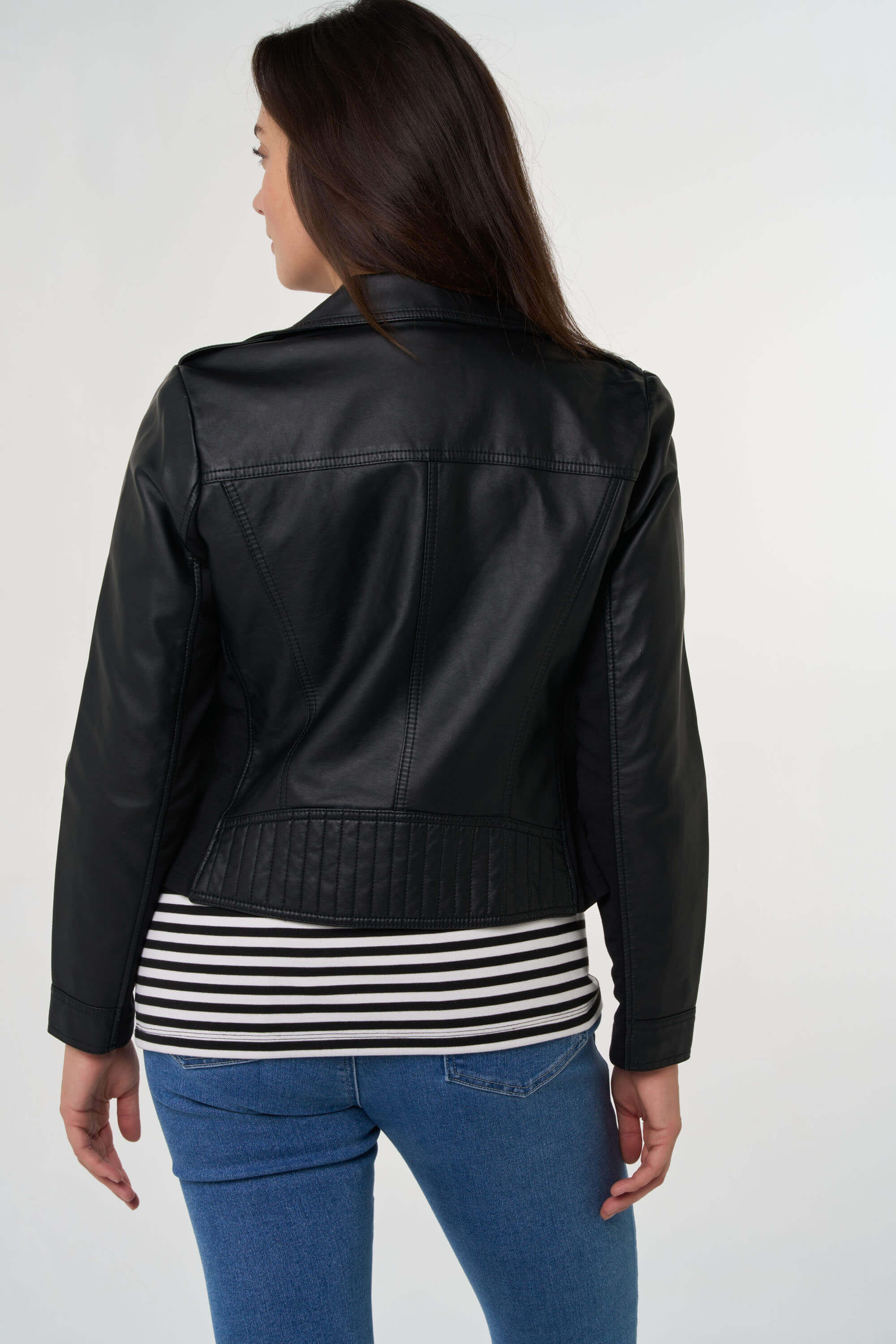 Cazadora con aspecto de cuero y detalles plateados. image number 3