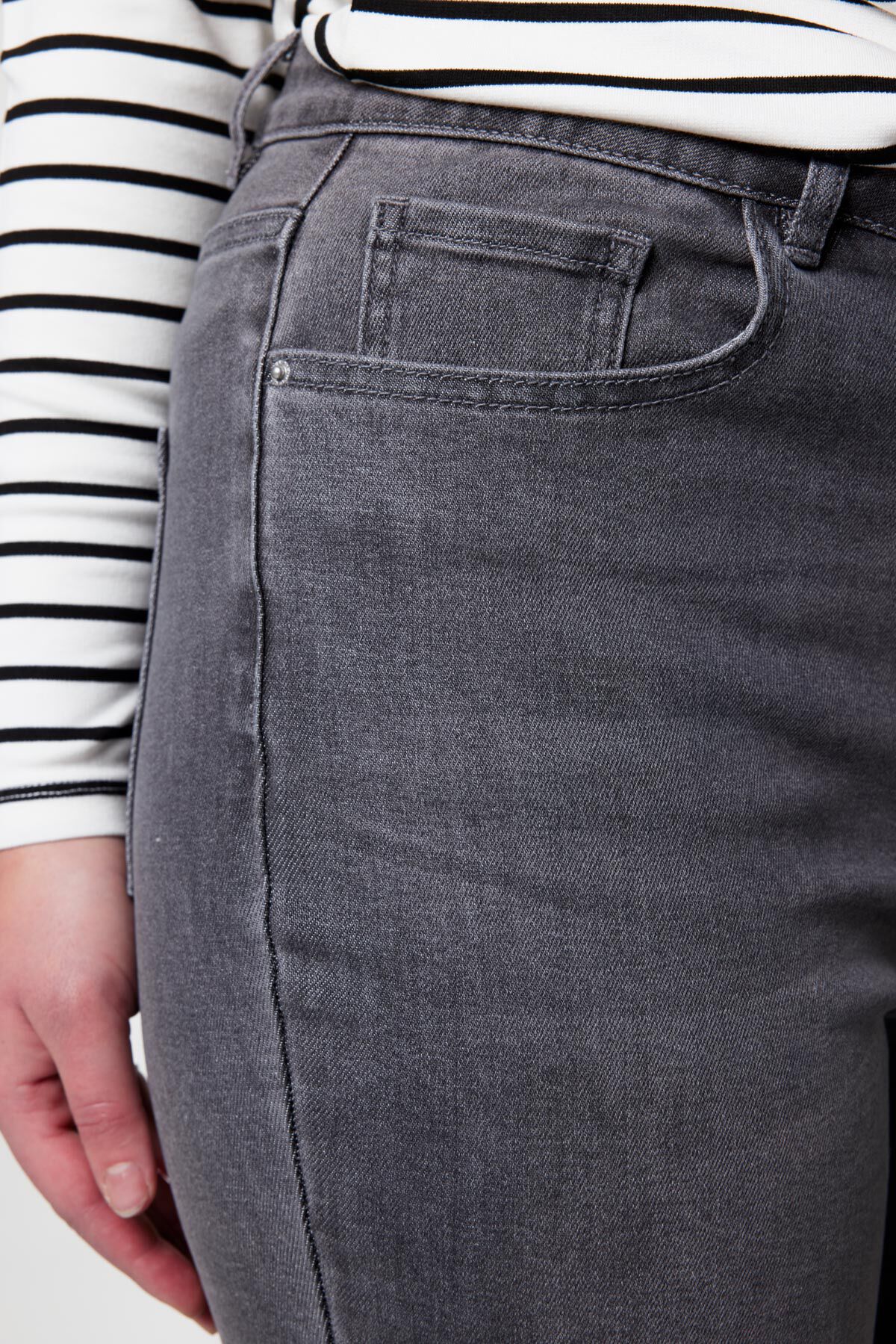 Vaqueros de pernera ancha image number 4