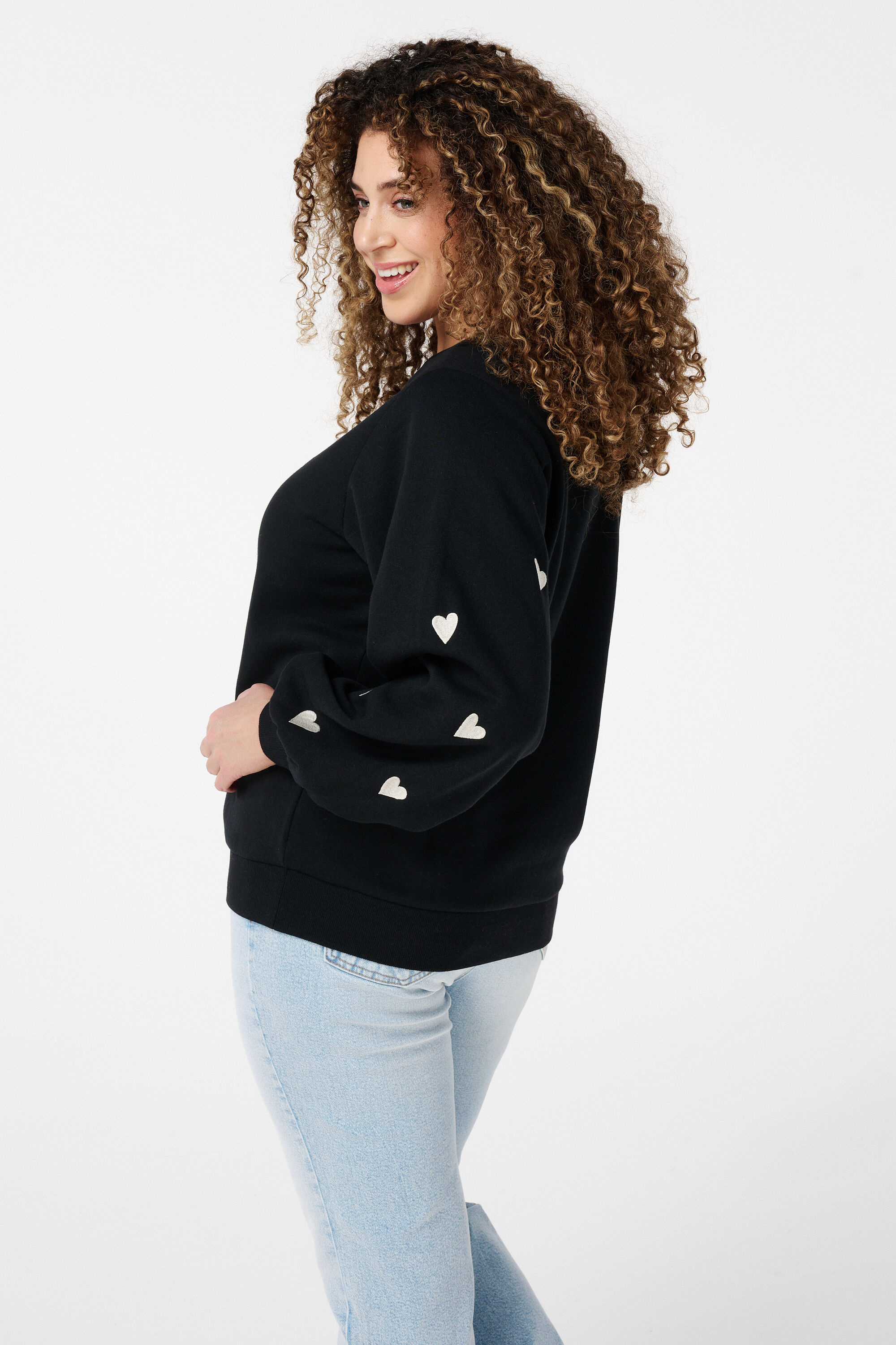 Su&eacute;ter con patr&oacute;n de corazones image number 3