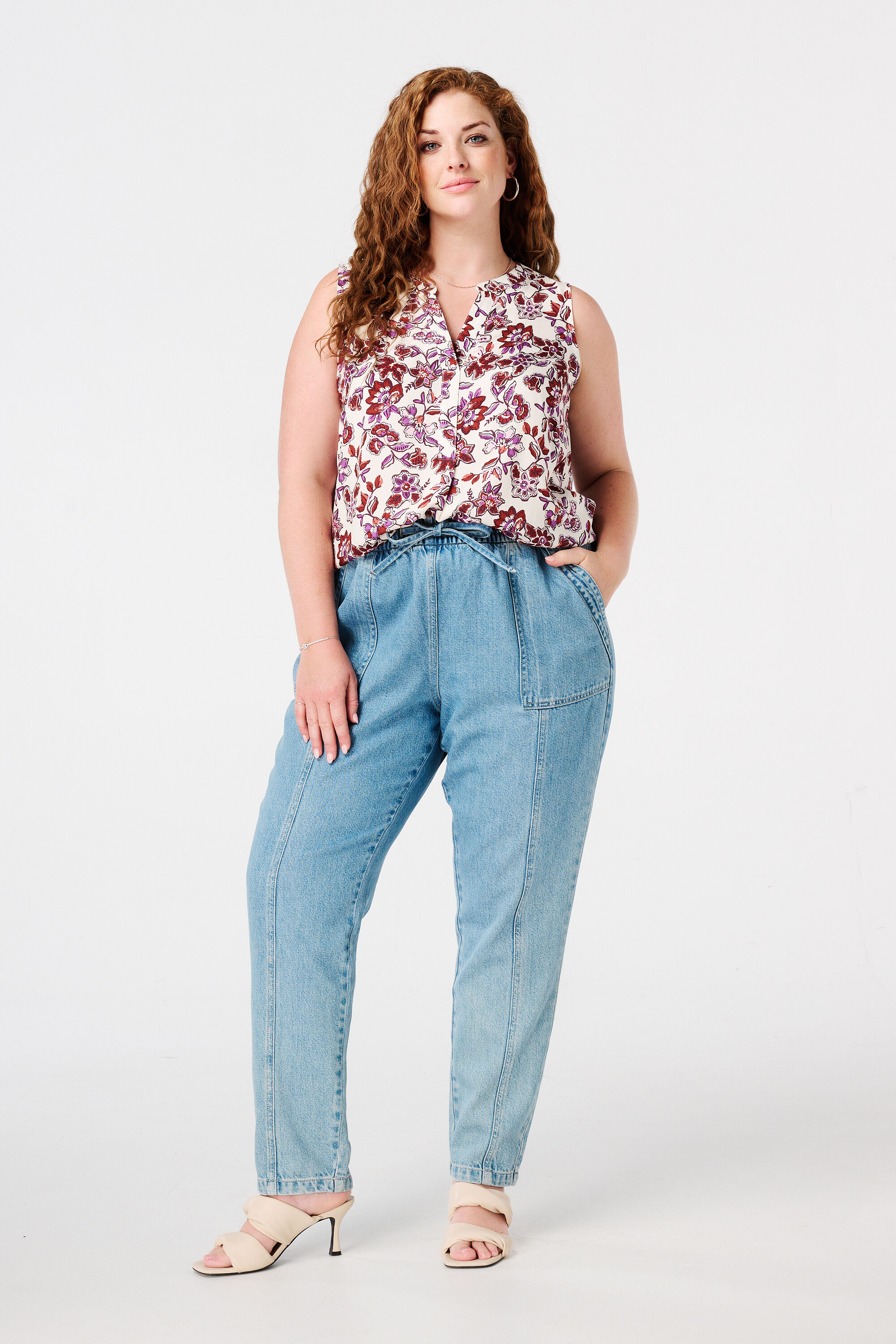 Top con escote en V y estampado image number 5