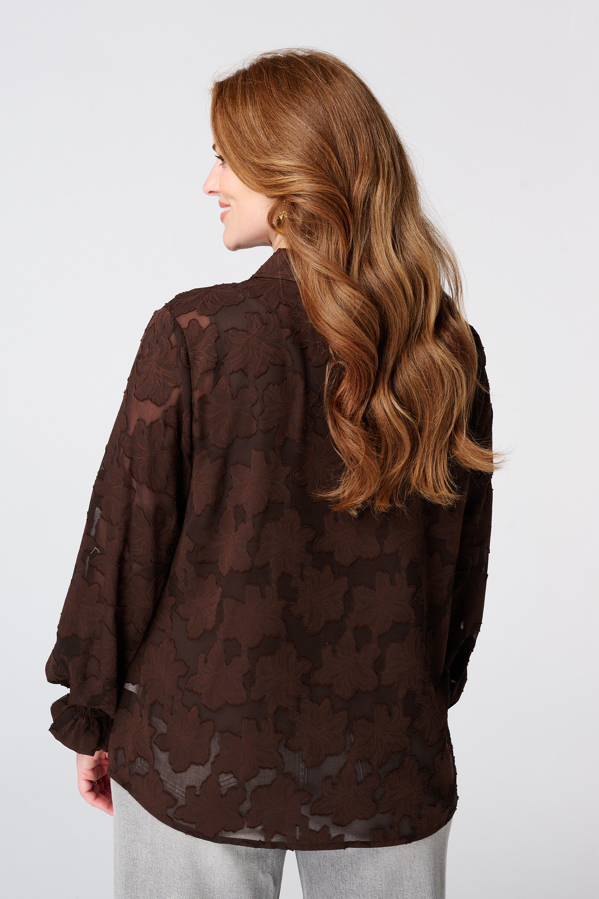 Blusa transl&uacute;cida con textura floral image number 3