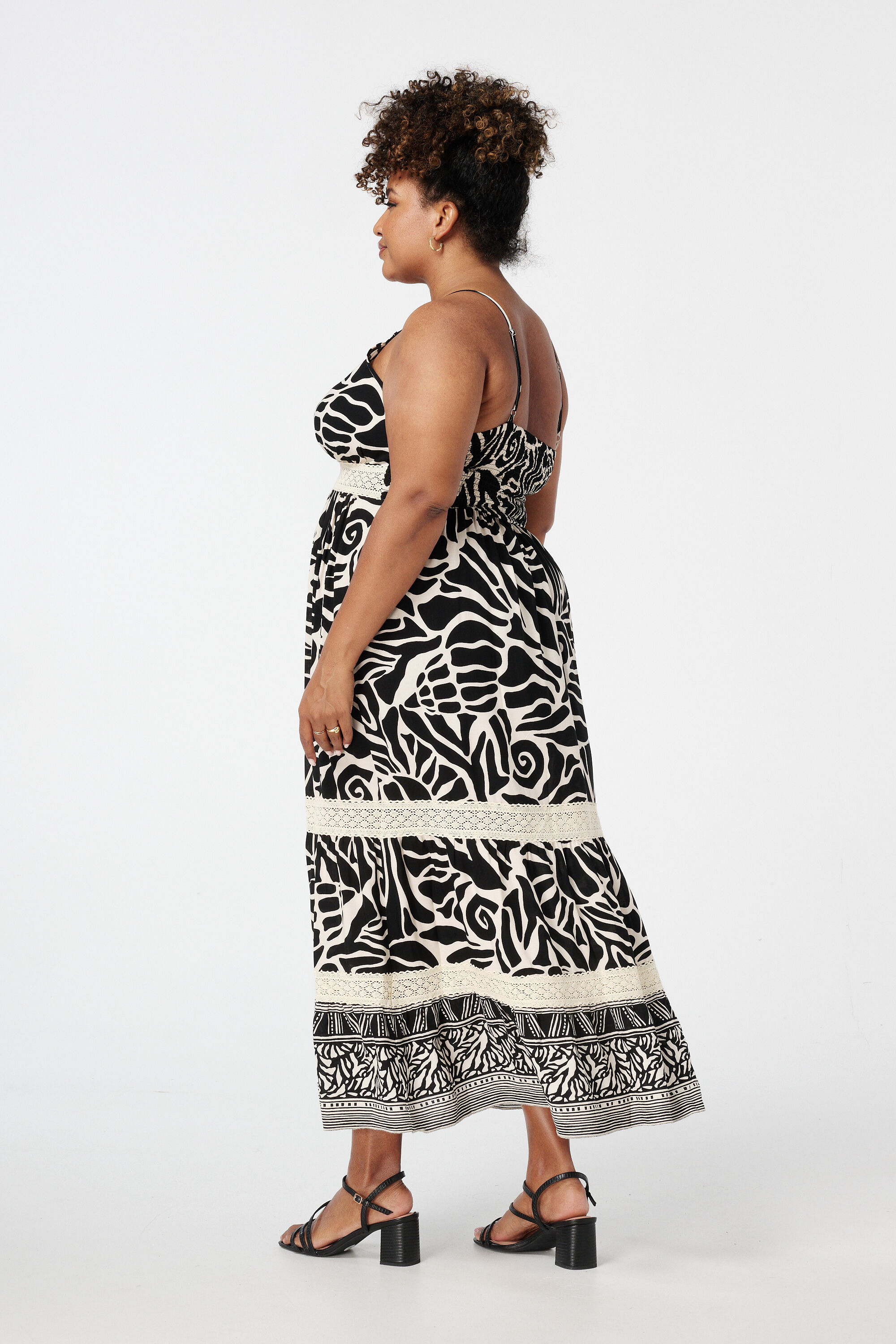 Vestido largo con estampado y detalles de encaje image number 3