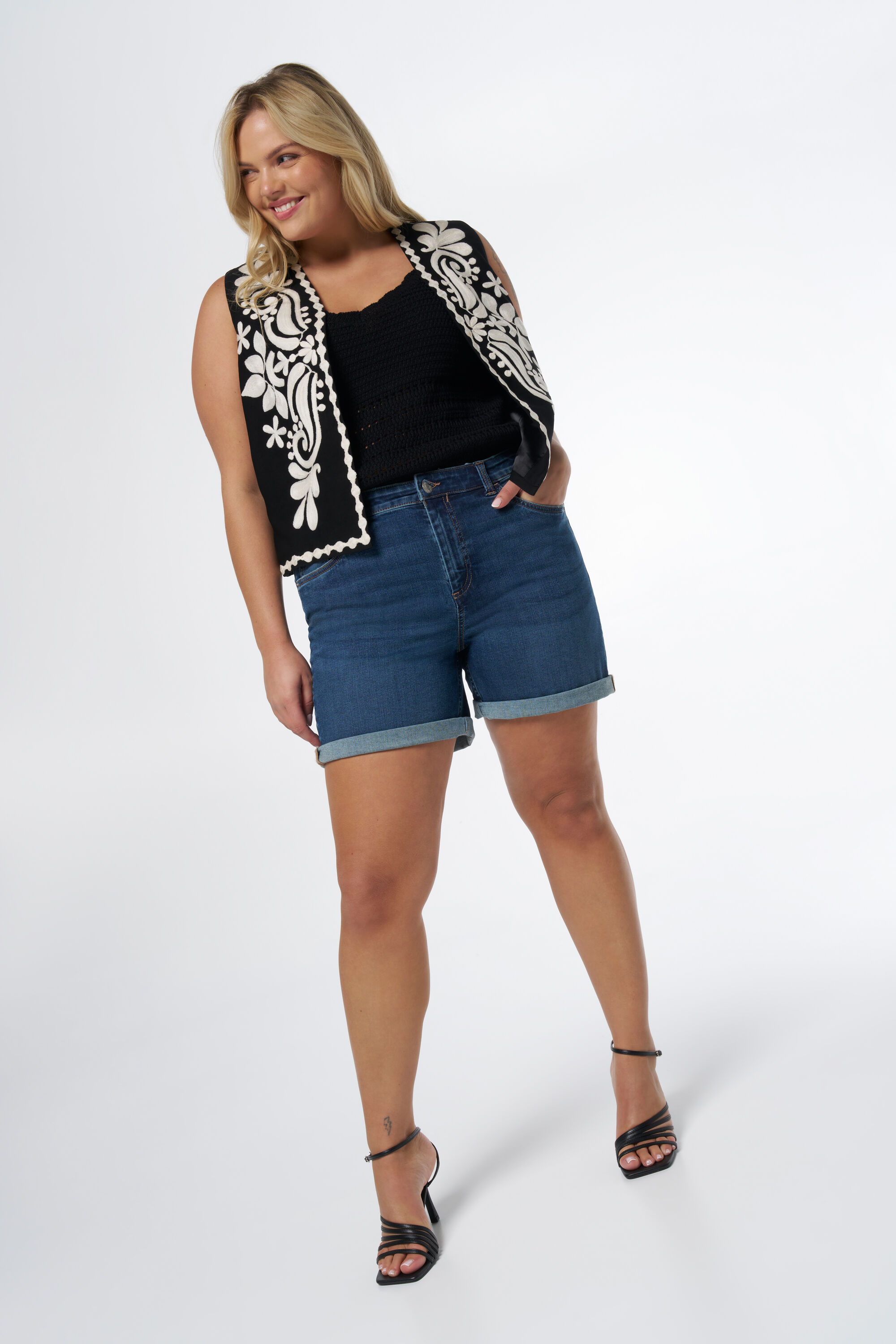 Chaleco bordado image number 5