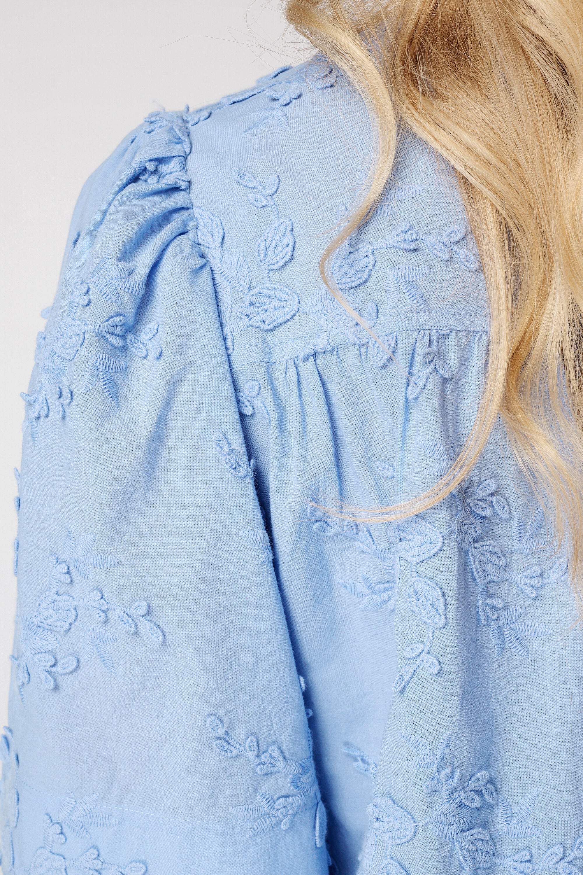 Blusa de algod&oacute;n con bordado image number 6