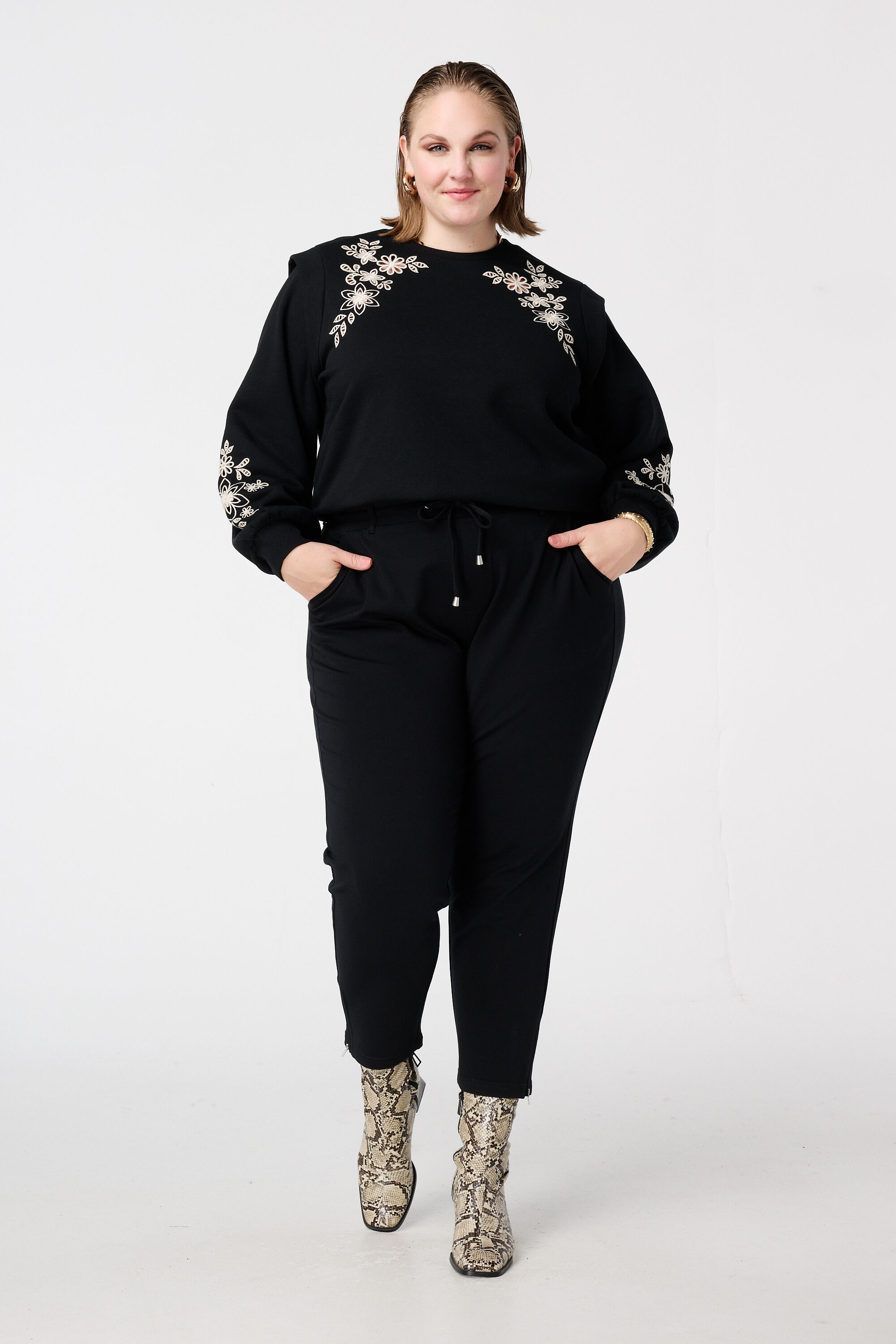 Sudadera con bordado calado image number 5