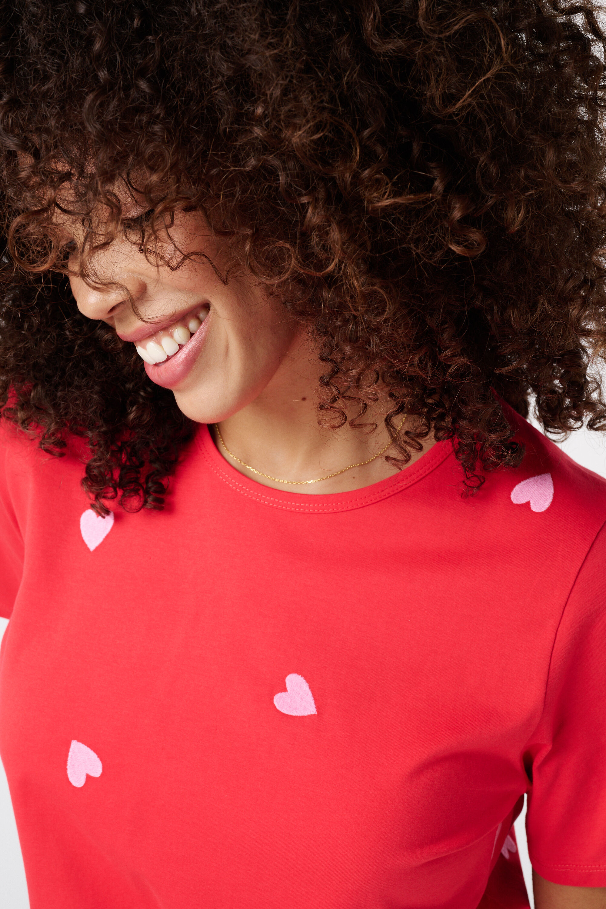 Camiseta con corazones bordados image number 4