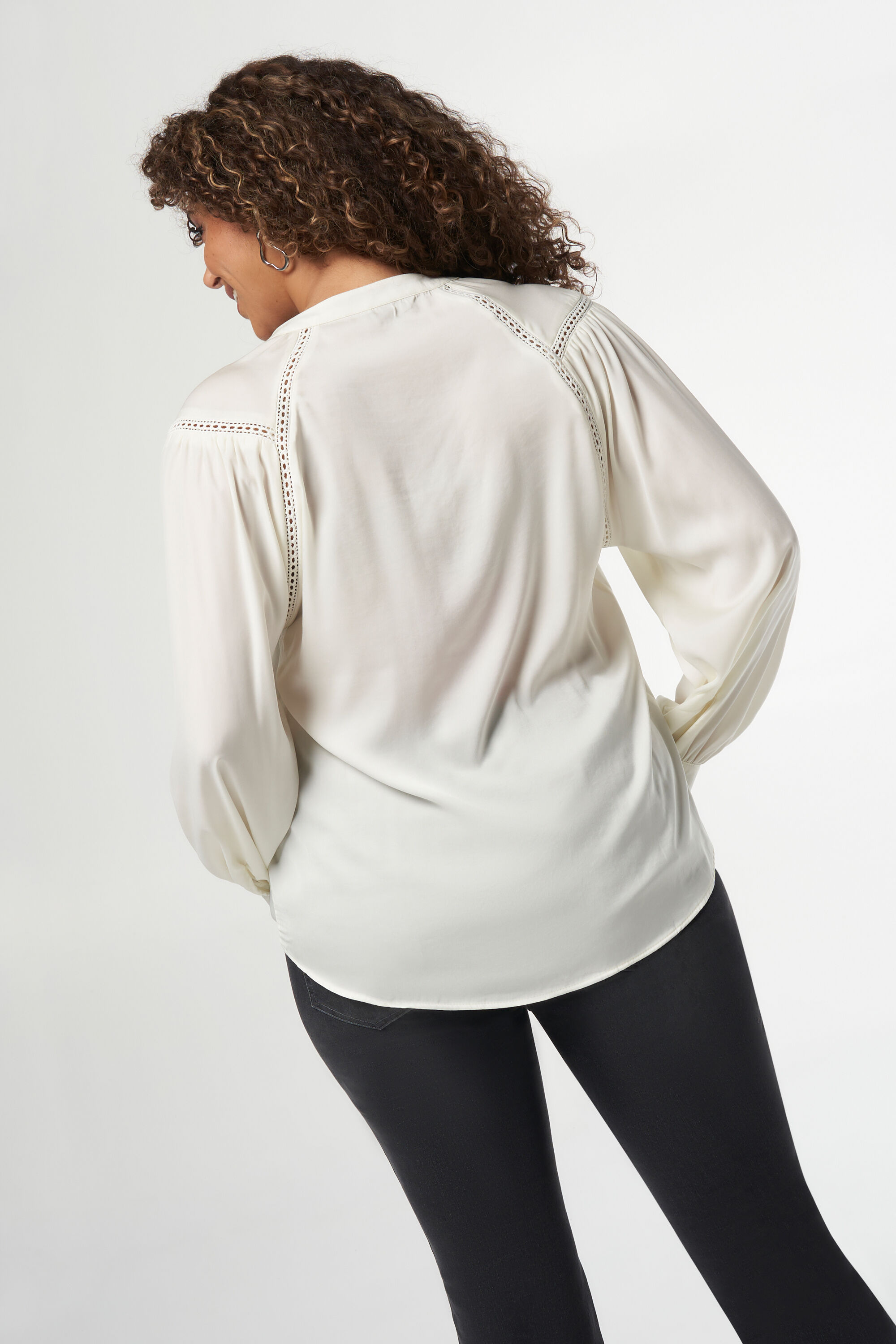 Blusa con detalles bordados image number 3