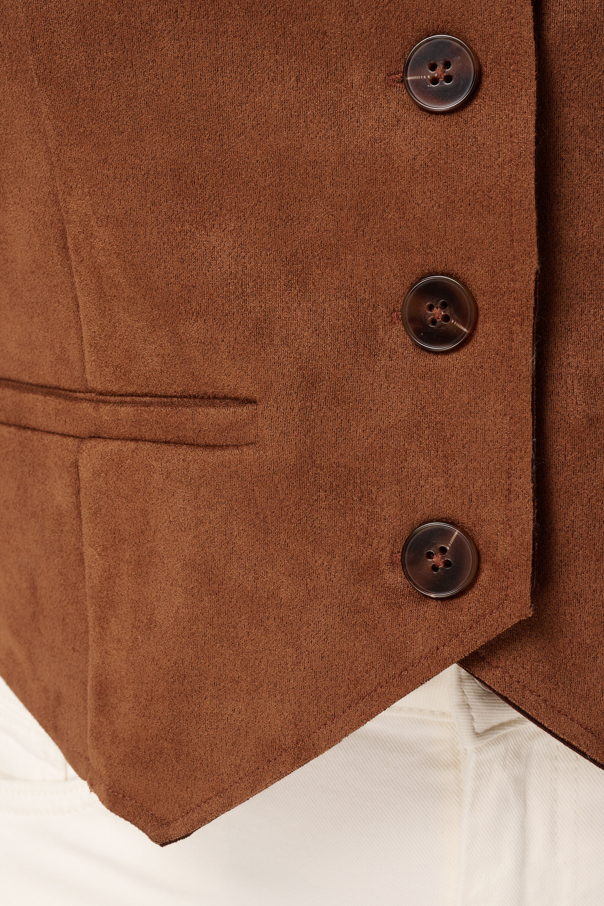 Chaleco de ante con cierre de botones image number 6