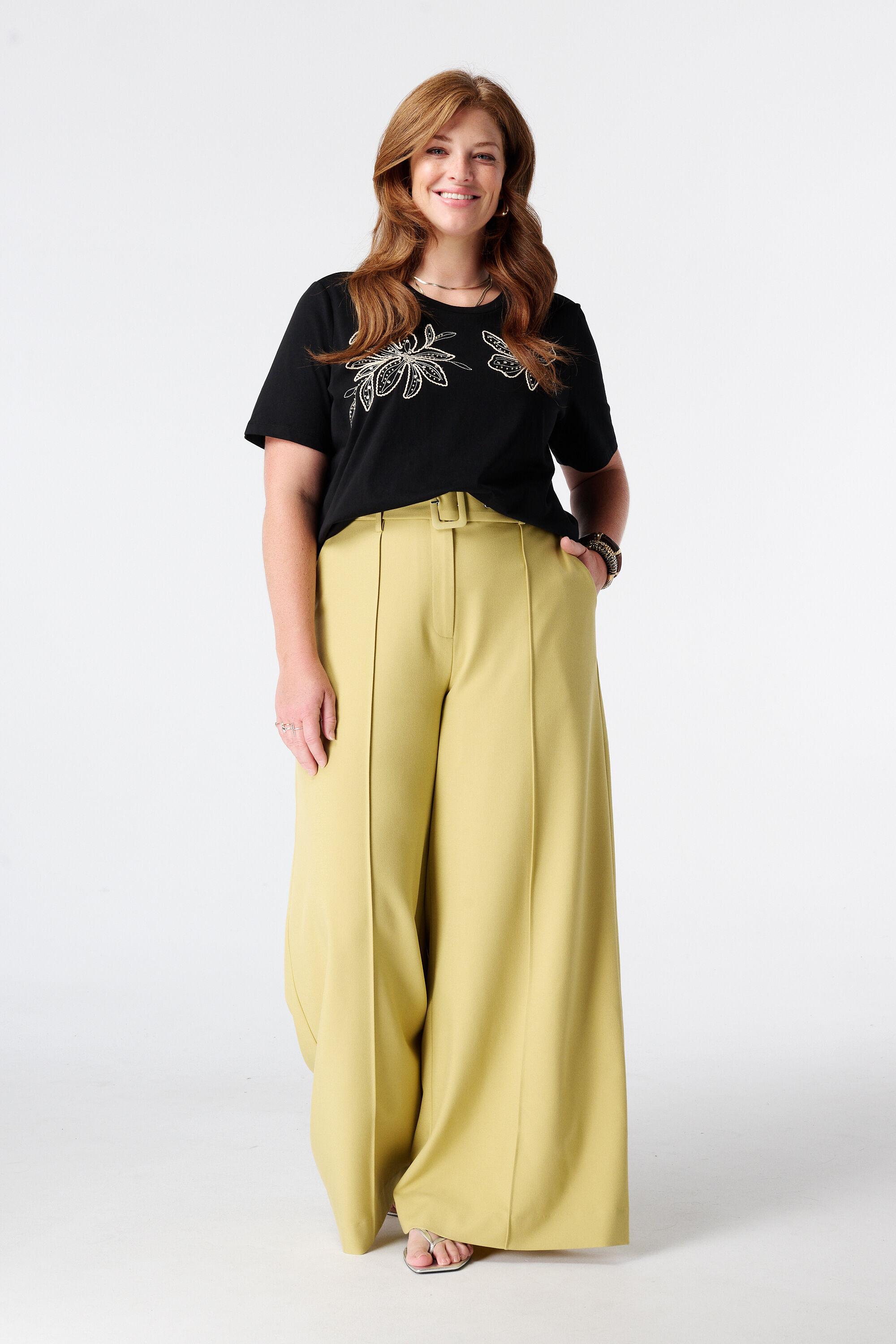 Pantalones anchos con cintur&oacute;n