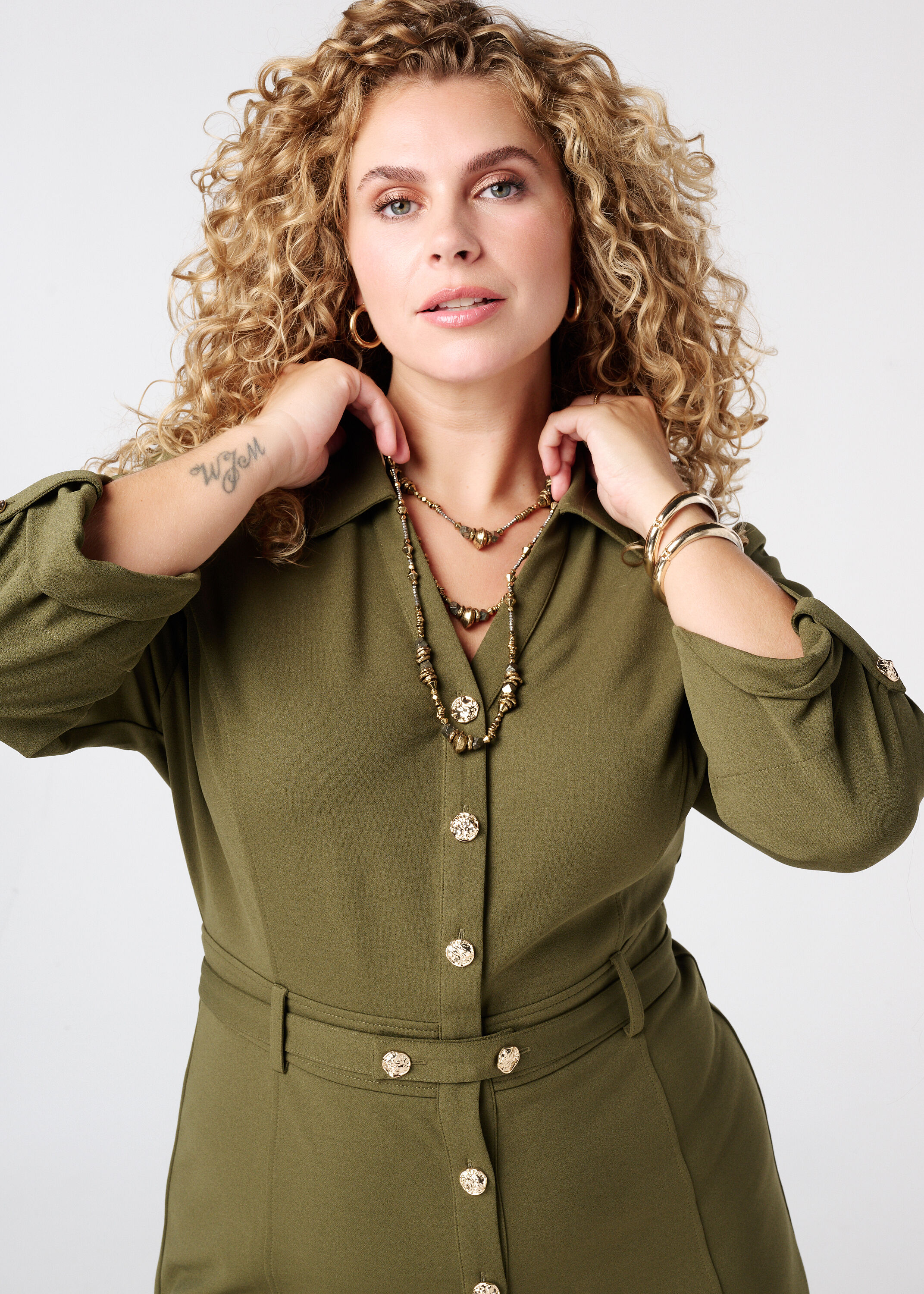 Vestido con botones decorativos image number 4