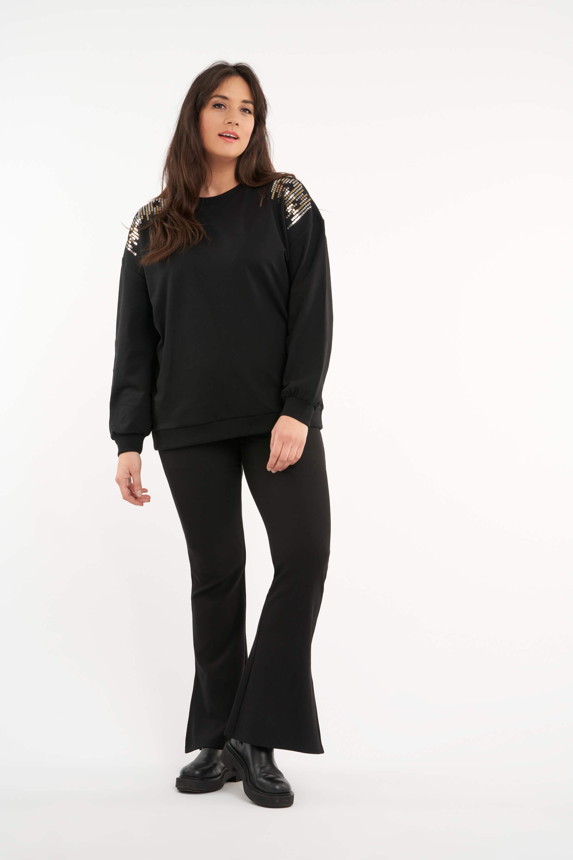 Su&eacute;ter con tachuelas image number 5