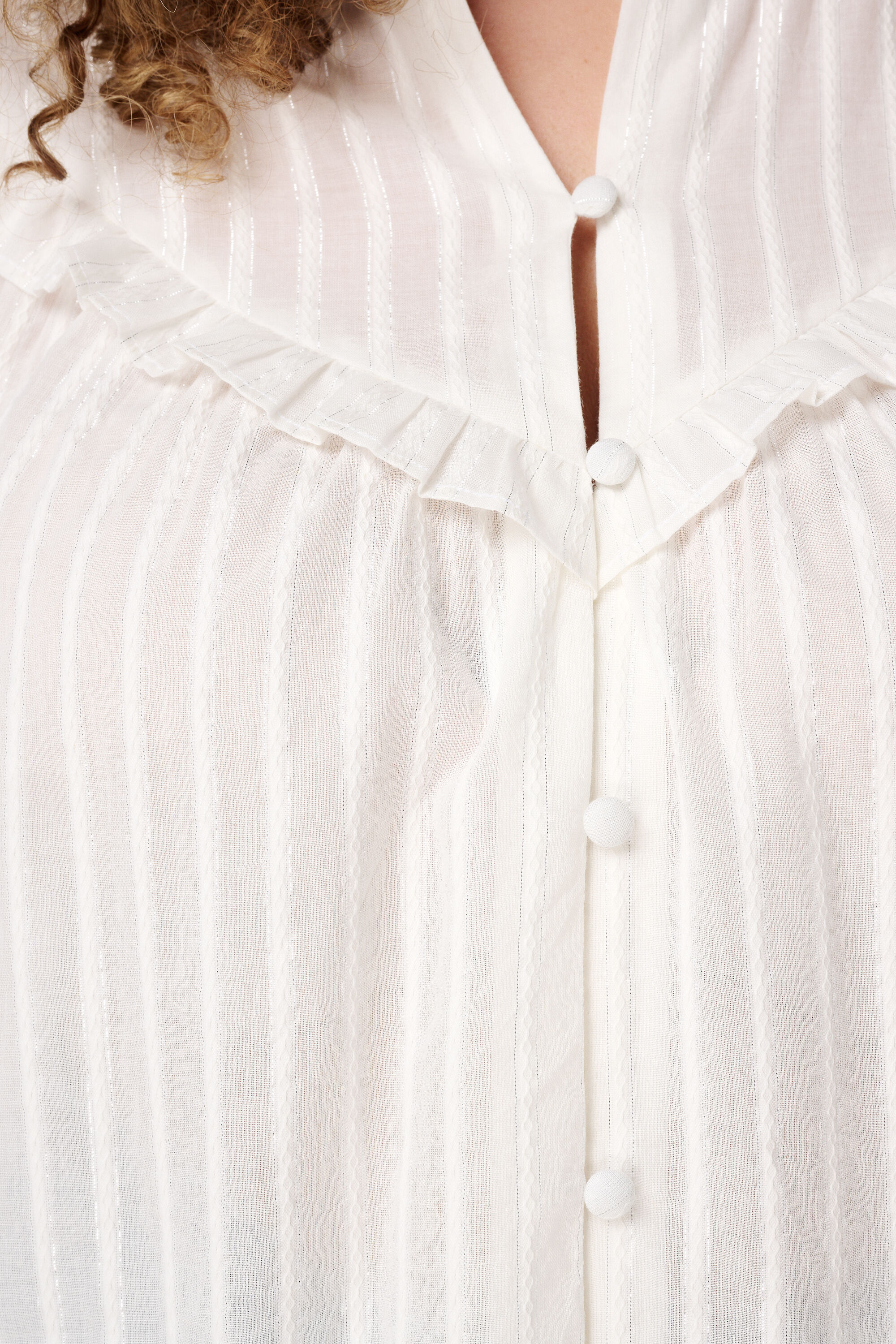 Blusa con detalles met&aacute;licos image number 6