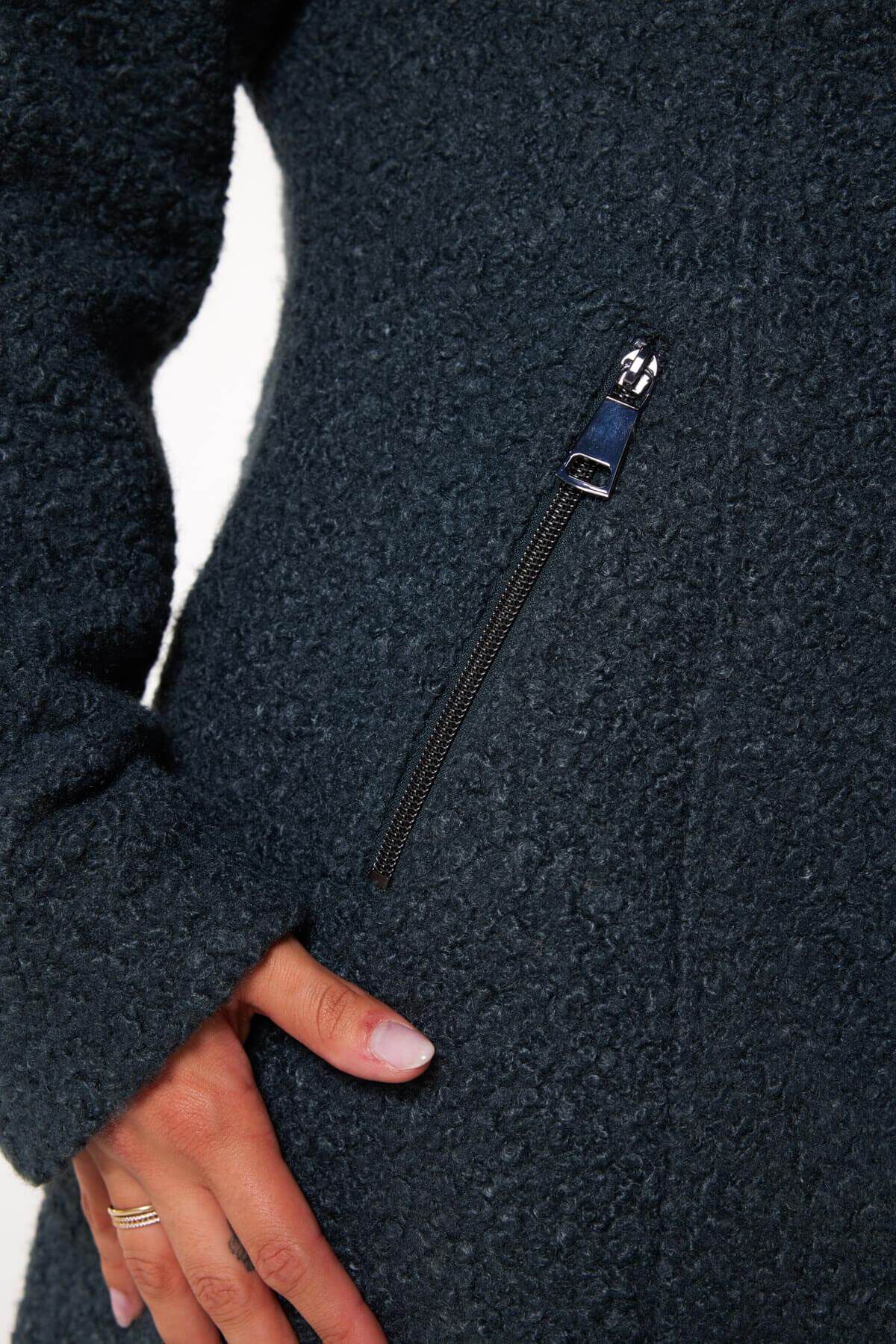 Abrigo bucl&eacute; image number 5